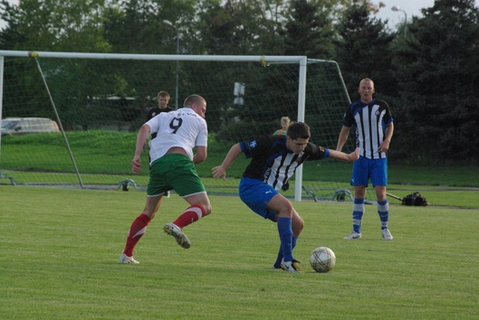FC Elva ründas ja FC Flora III lõi väravaid