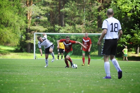 Esindus pakkus HÜJK Emmastele kõva vastupanu, aga naases 0:1 kaotusega