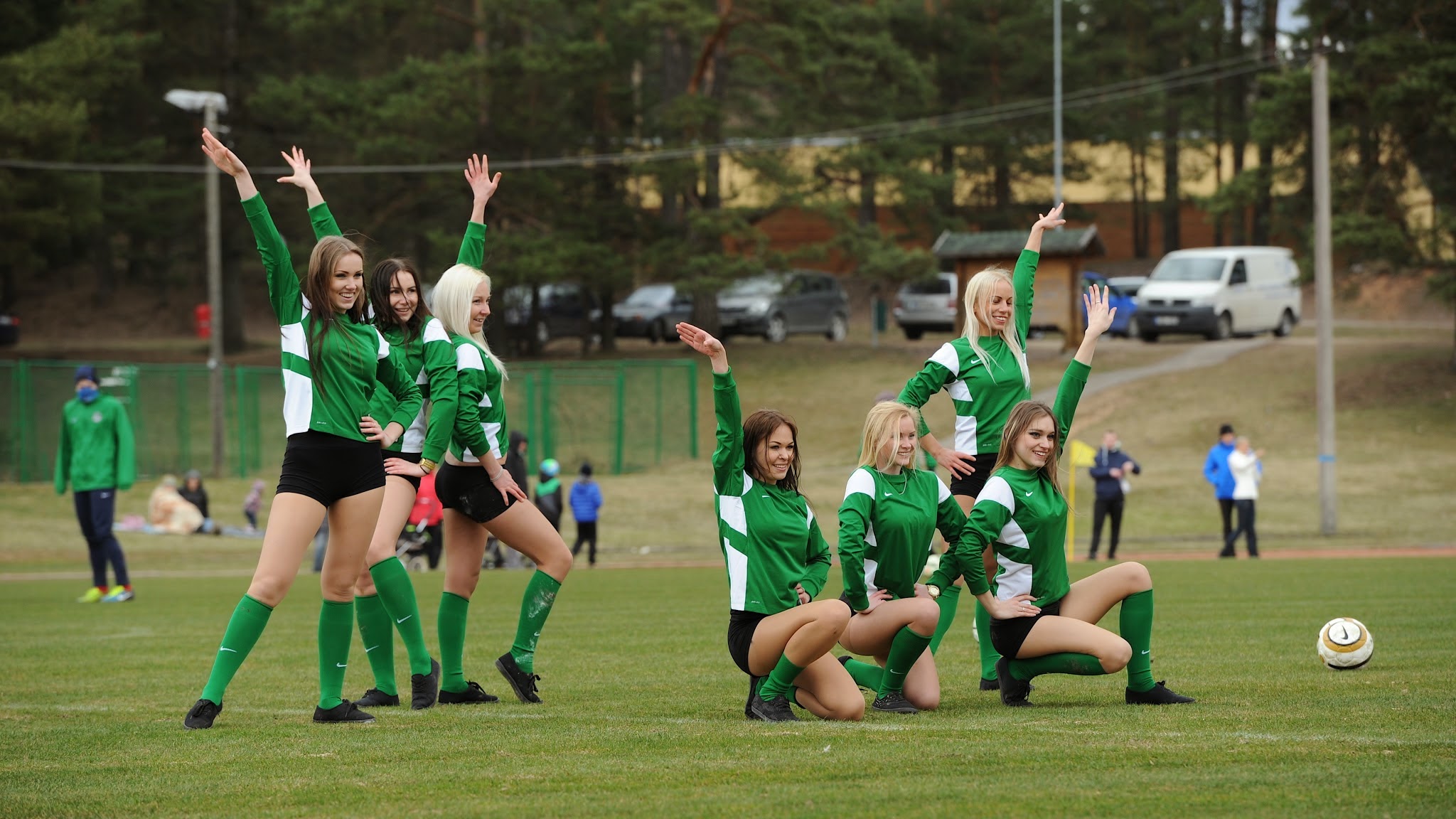 Kuidas FC Elva sai endale tantsutüdrukud?