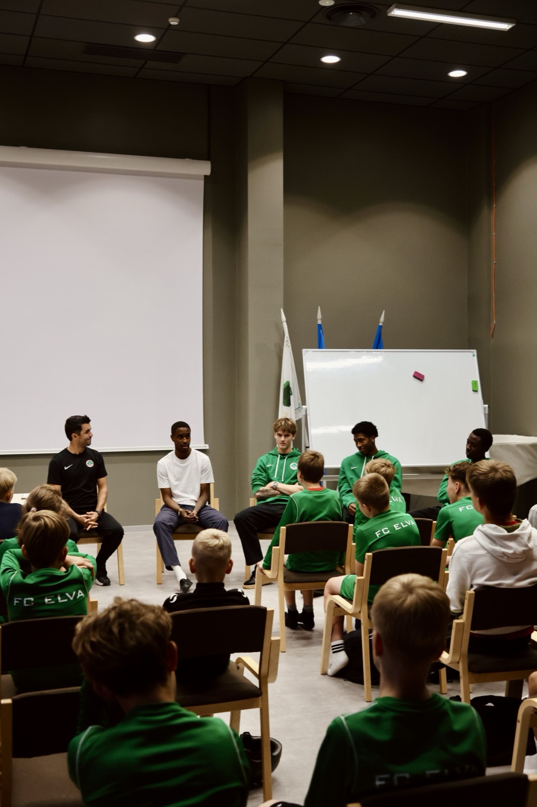 FC Elva noormängijad kuulamas esindusmeeskonna mängijaid