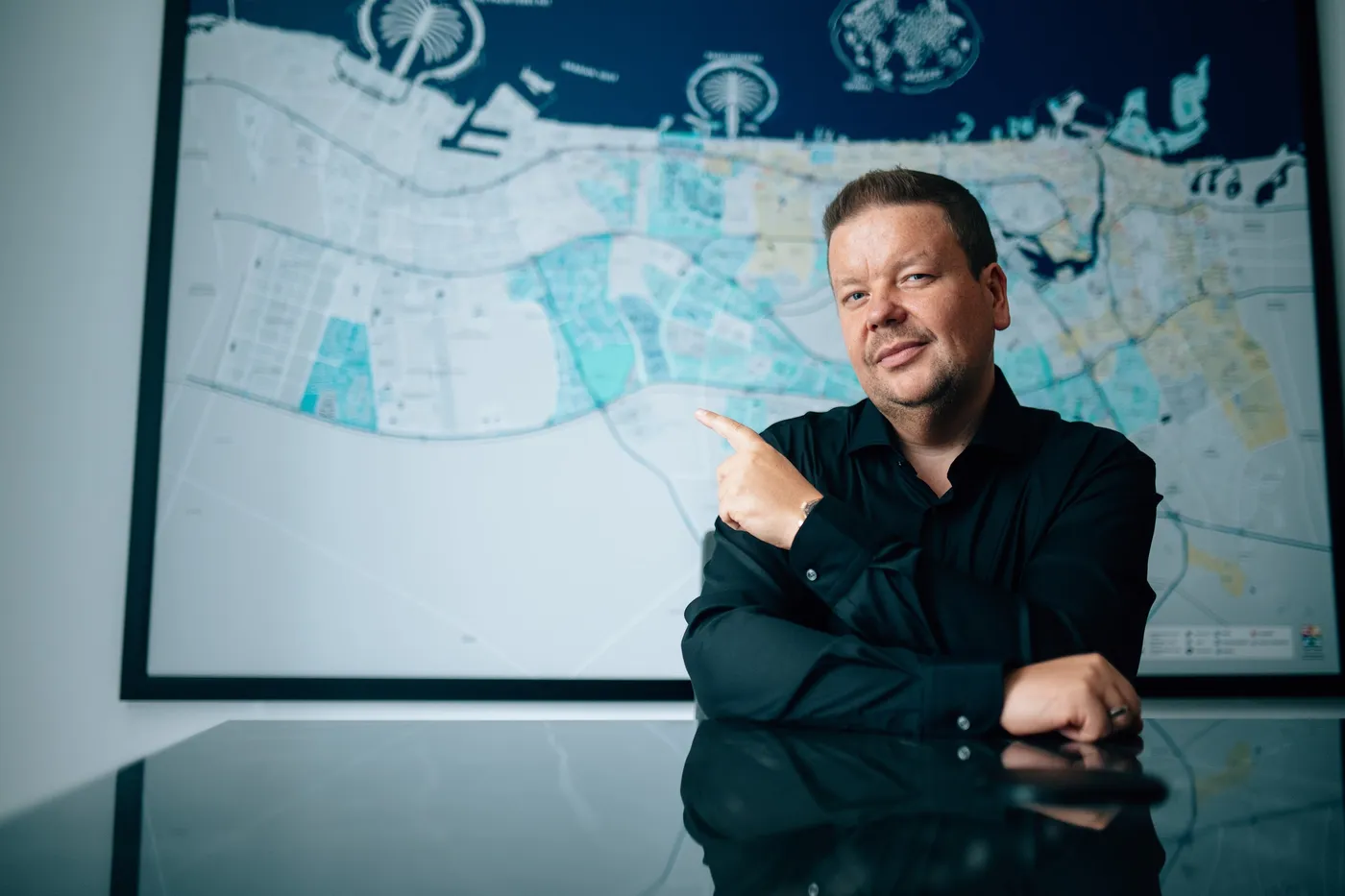 Eugen Zimbelmann vor einer Karte von Dubai