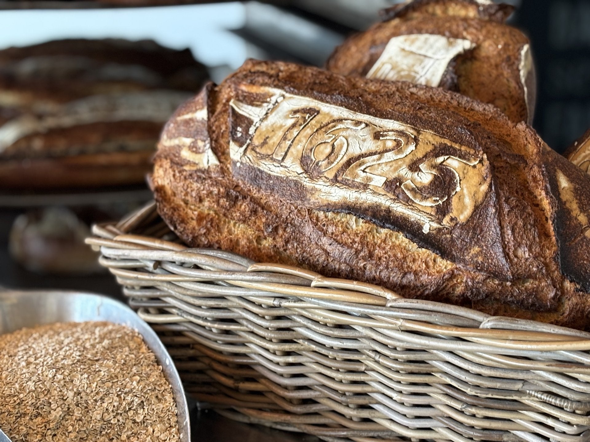 Pressefoto 09: Jubiläumsbrot „Anno 1625“ mit eingebackener Jahreszahl