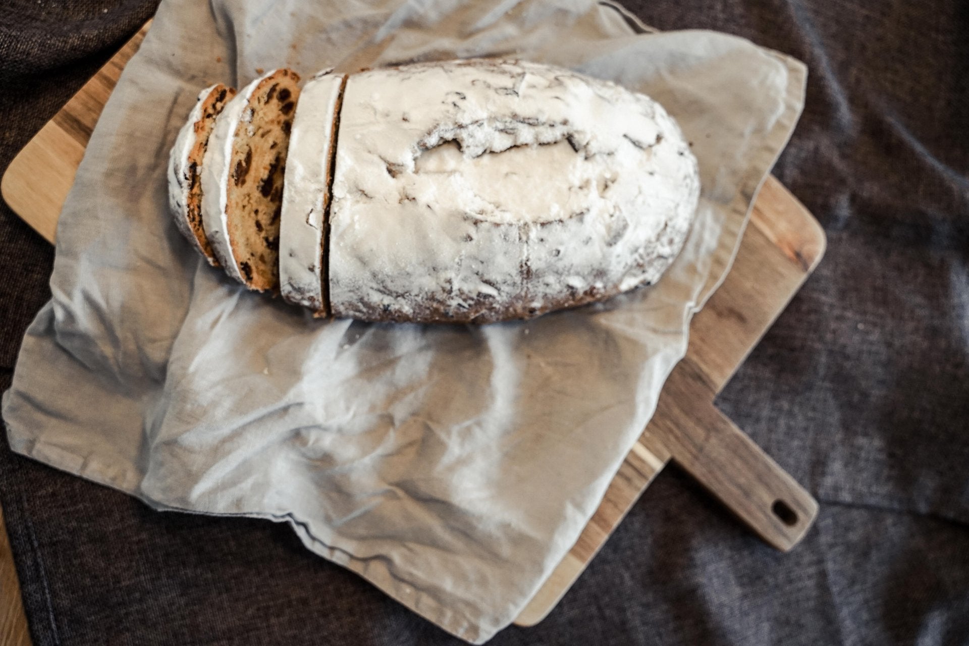 Christstollen auf Leinentuch