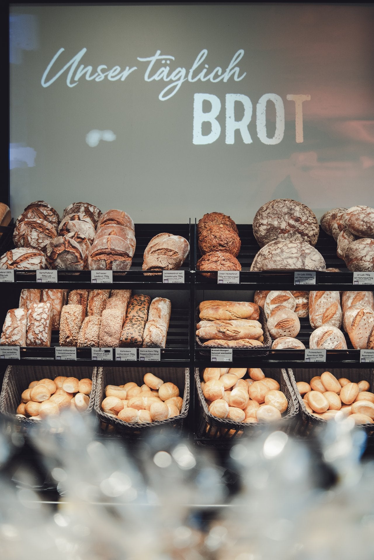Pressefoto 11: „Unser täglich Brot“ – Brotregal im Fachgeschäft