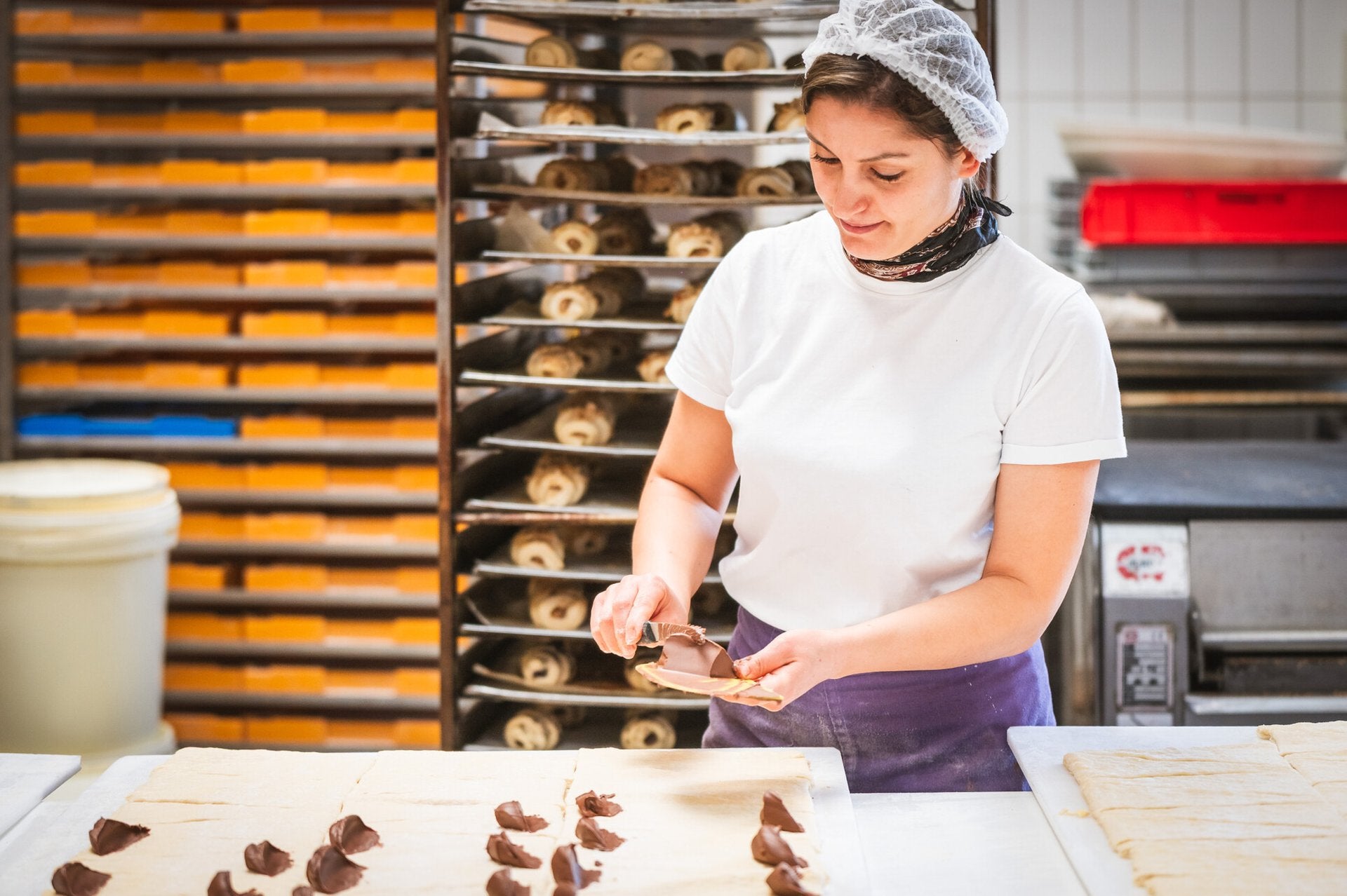 Bäckerin bei der Arbeit