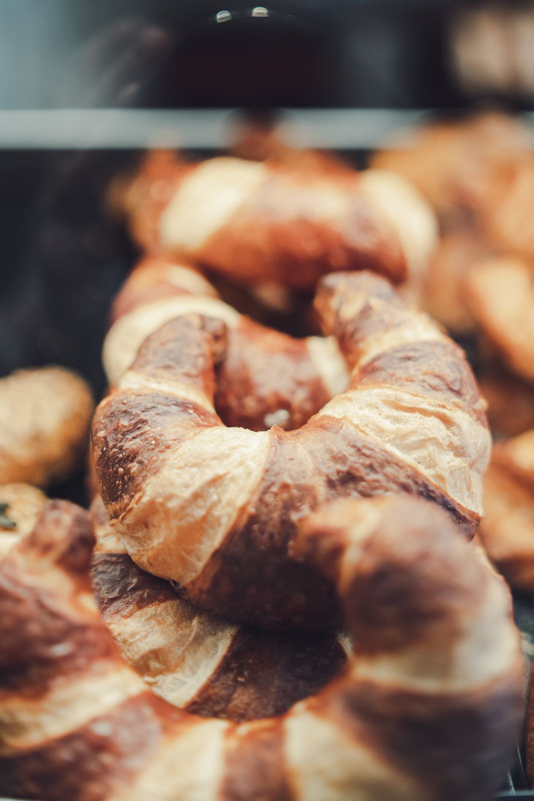 Brezen und Croissants in der Auslage