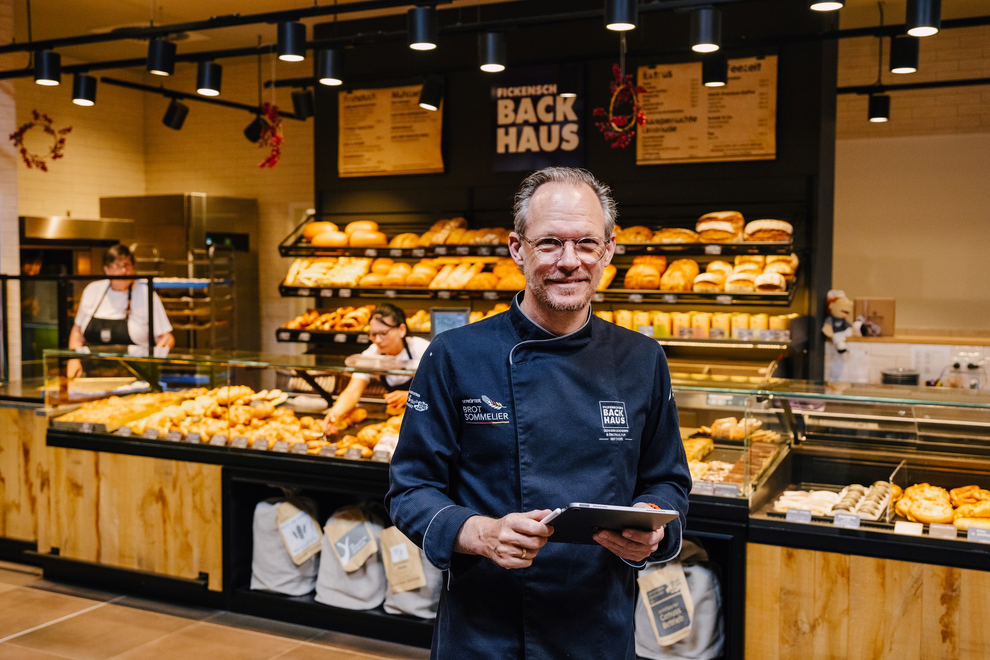Pressefoto 14: Andreas Fickenscher, Bäckermeister und Brot-Sommelier, im Fachgeschäft