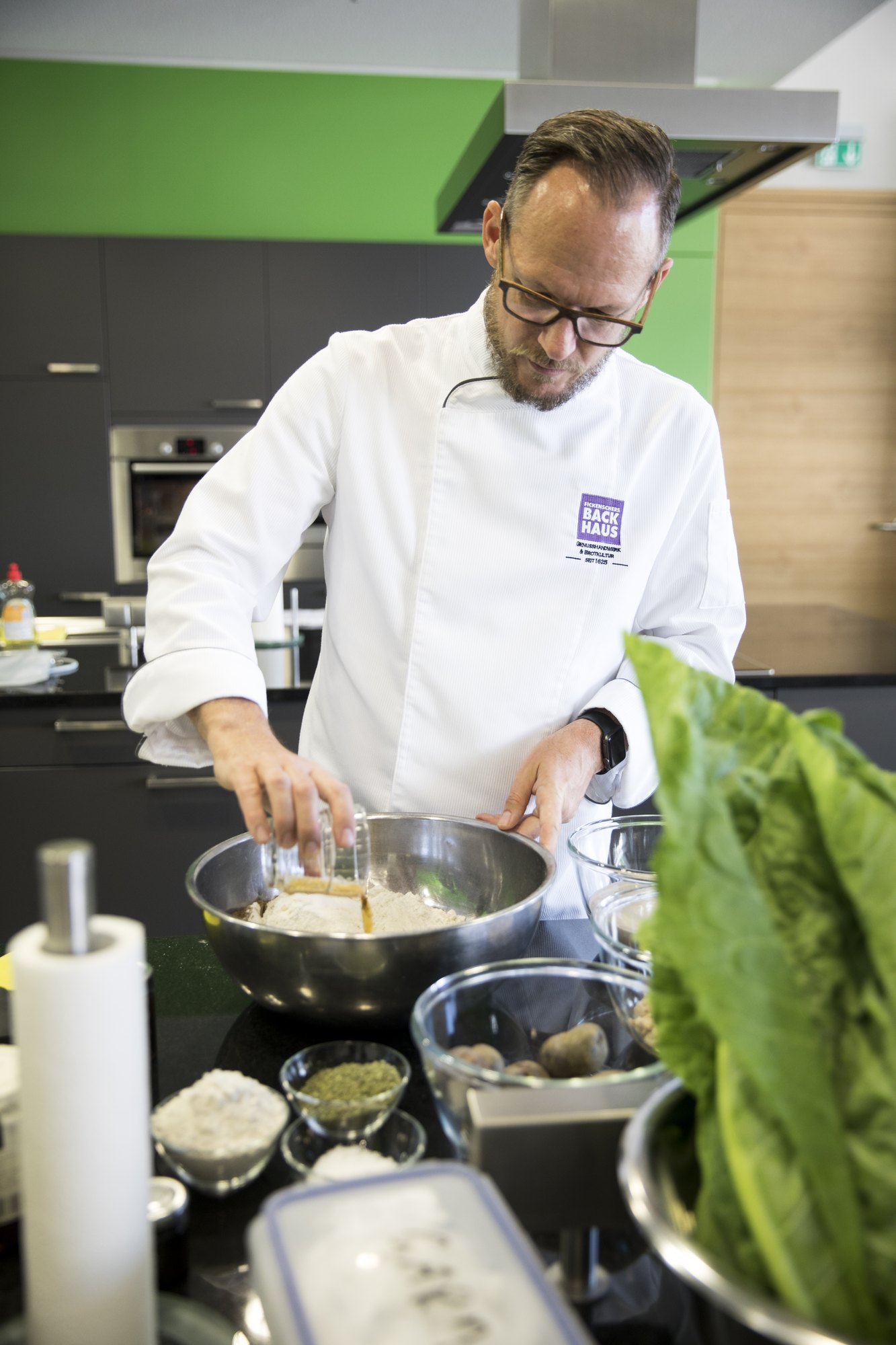 Pressefoto 26: Projekt Heimatbrot: Teigbereitung im FoodLAB am KErn