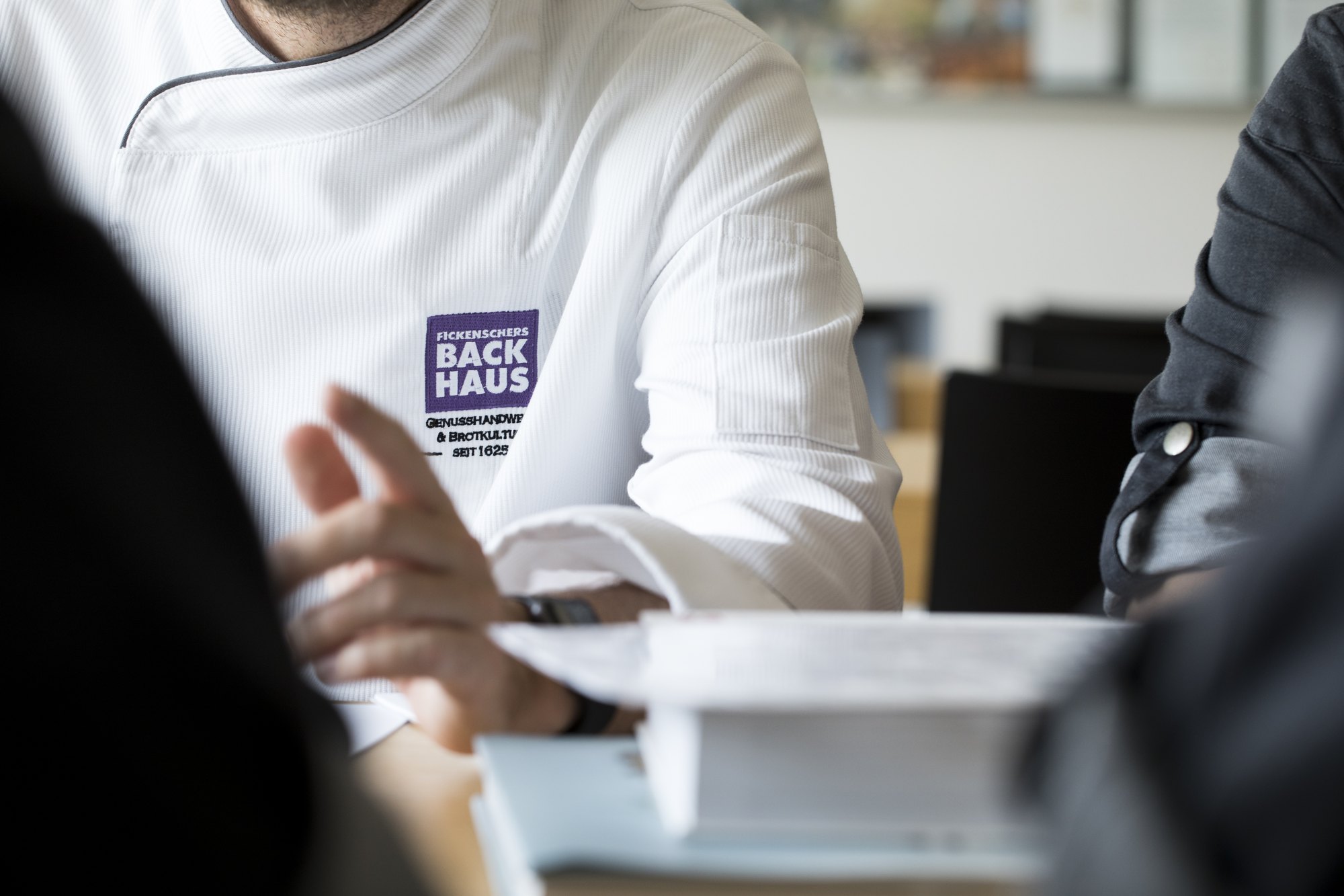 Pressefoto 29: Kochjacke mit dem Logo von Fickenschers Backhaus
