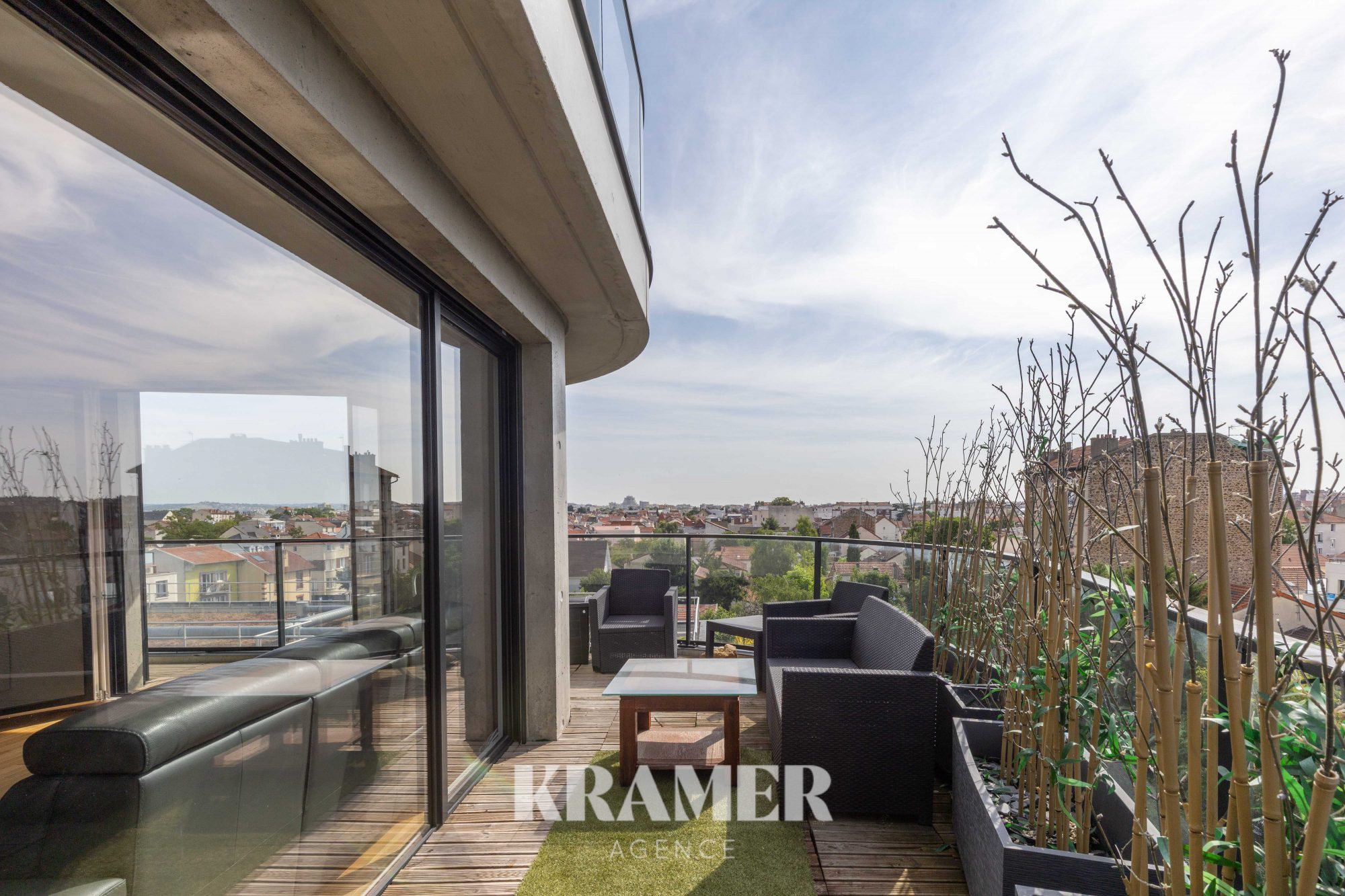 Appartement de 85 m², quatre pièces dont trois chambres, à Colombes. Au 5e étage avec ascenseur, terrasse, balcon et stationnement. 499 000 €.