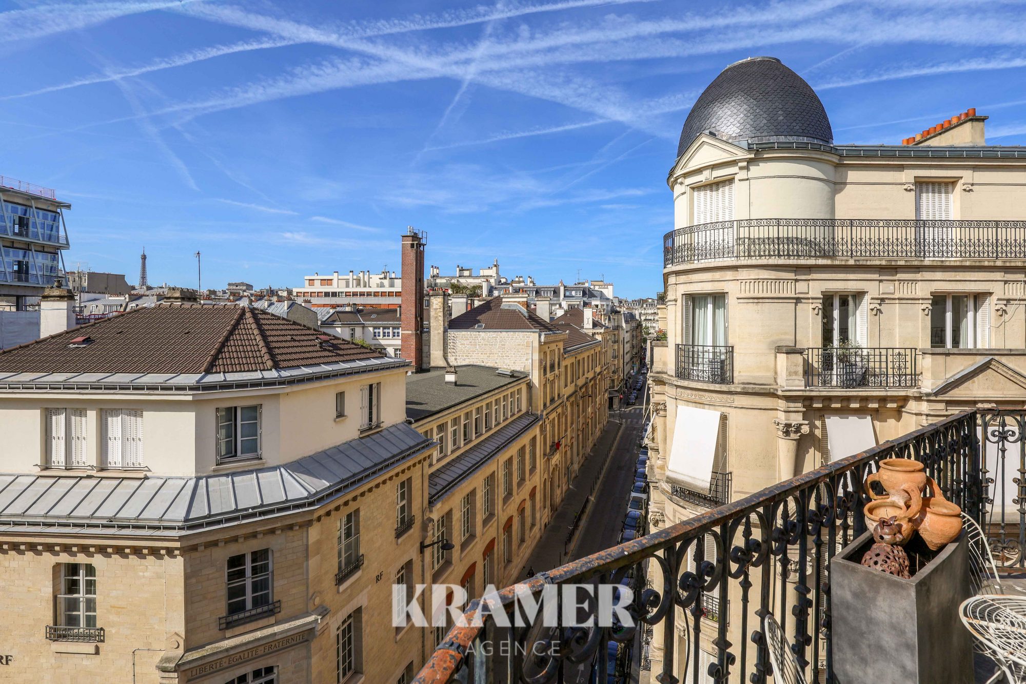 Appartement de 165 m², cinq pièces dont quatre chambres, à Paris 17e. Au 5e étage avec ascenseur, balcon et cave. 1 995 000 €.