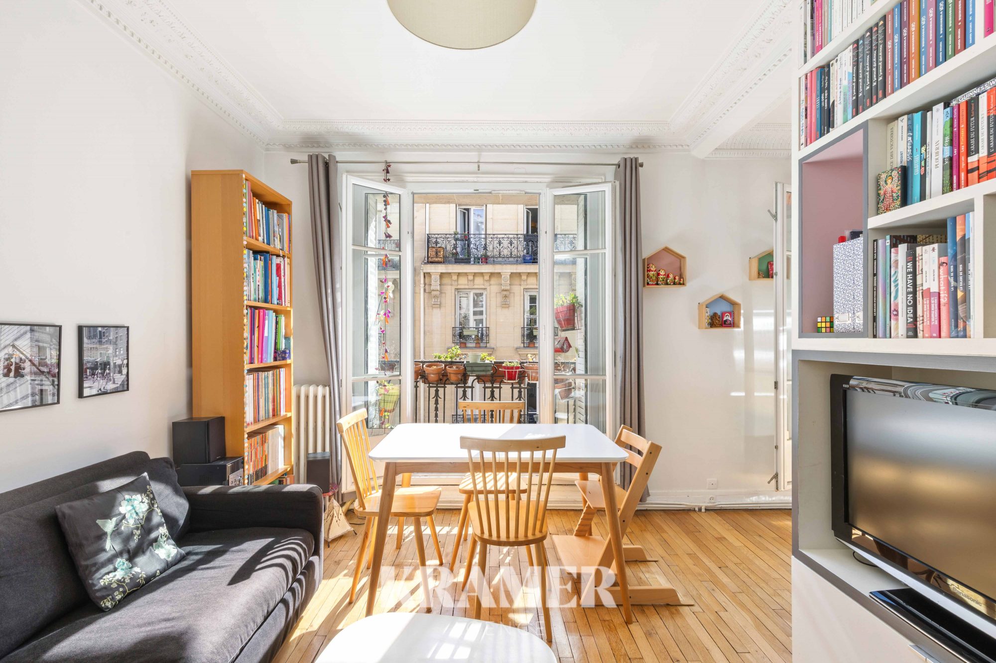 Appartement de 57 m², trois pièces dont deux chambres, à Paris 18e. Au 4e étage sans ascenseur et cave. 620 000 €.