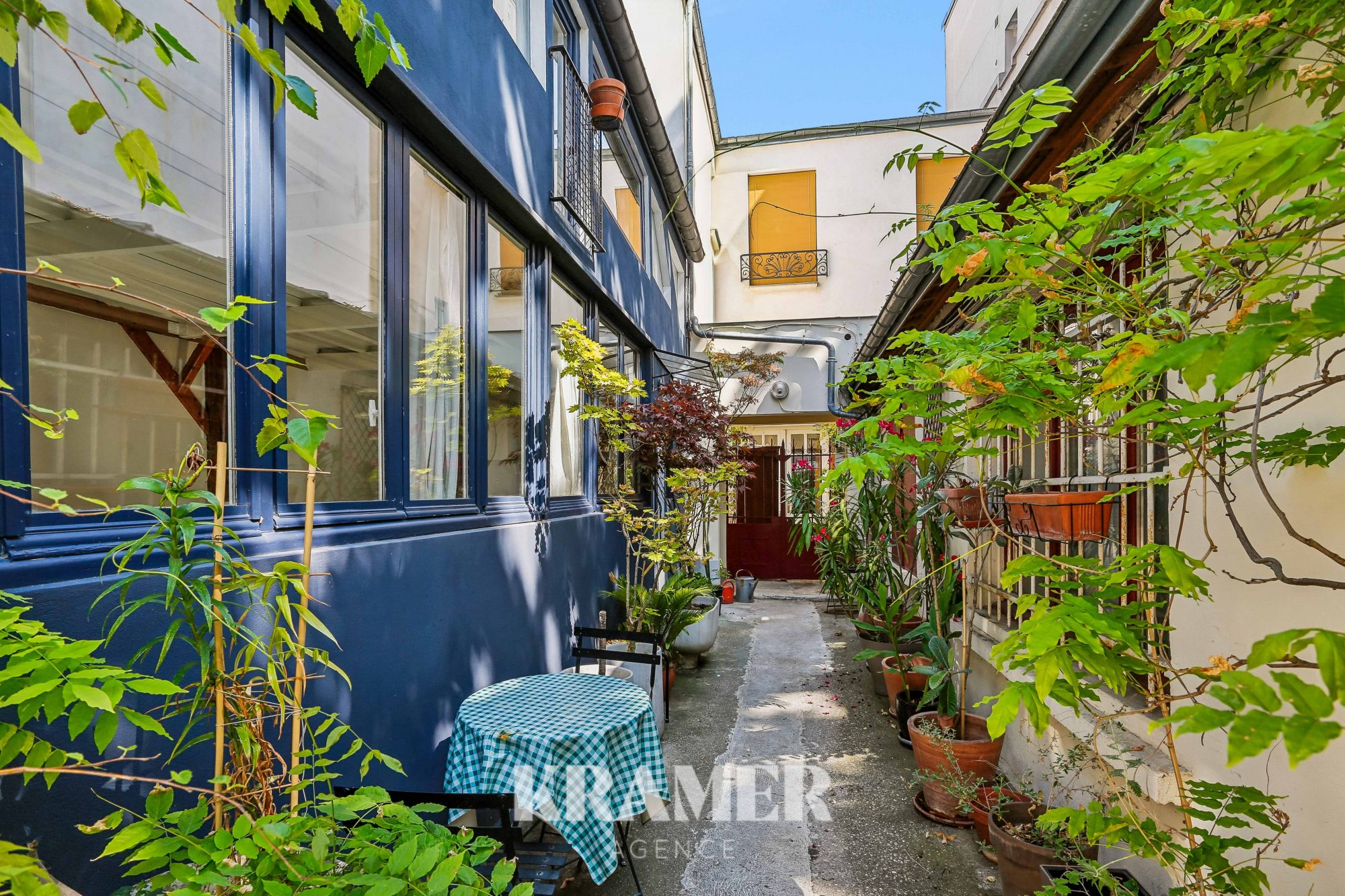 Appartement de 40 m², deux pièces dont une chambre, à Paris 19e. En rez-de-chaussée, sans ascenseur et jardin. 596 000 €.