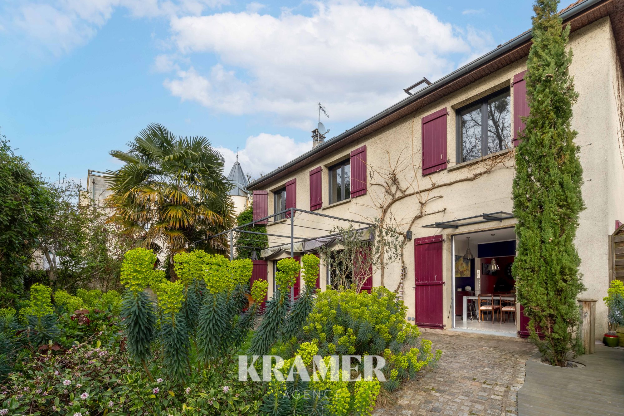 Maison de 200 m², sept pièces dont six chambres, sur un terrain de 350 m², à Meudon. Jardin, terrasse et cave. 1 345 000 €.