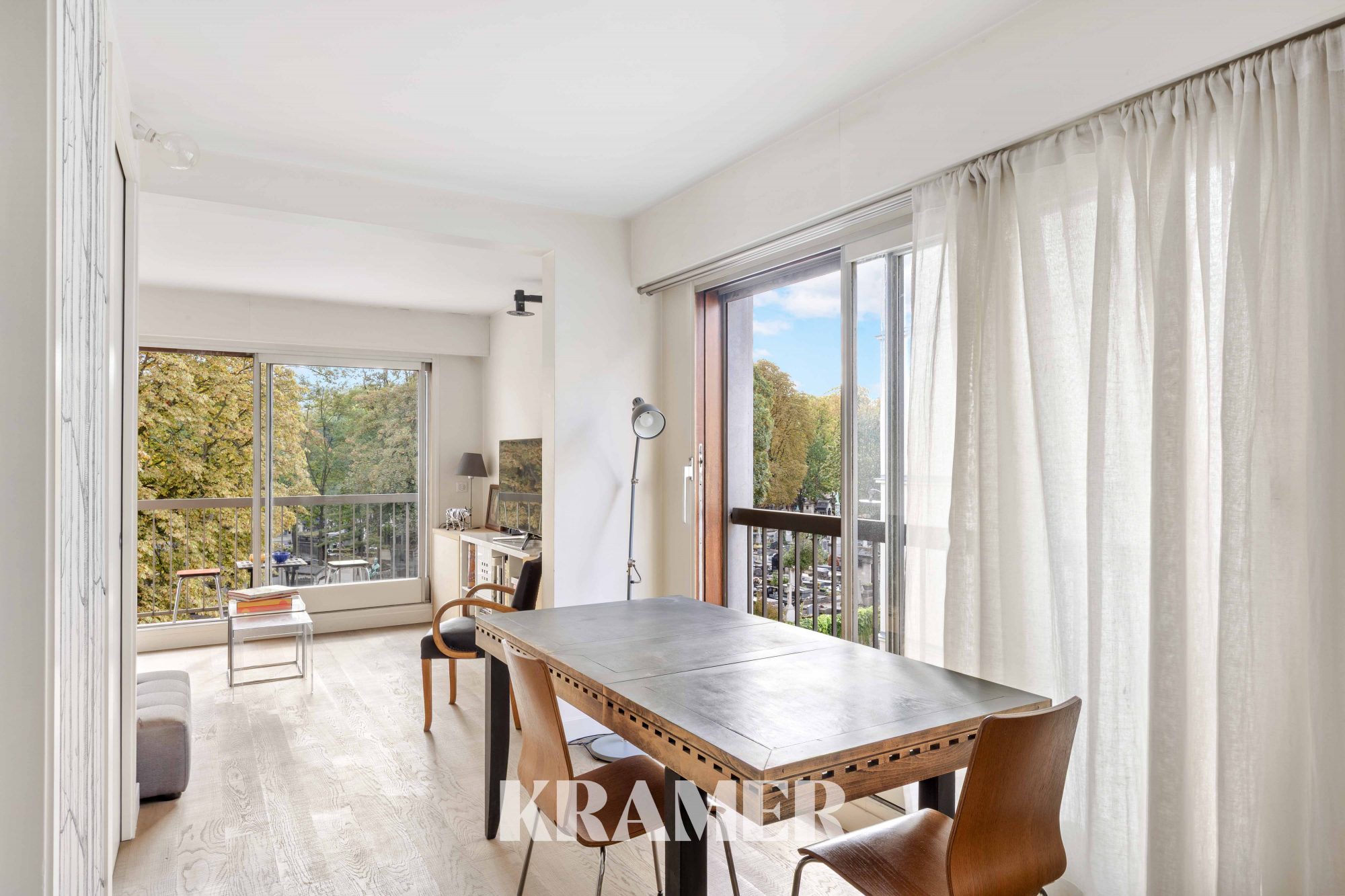 Appartement de 43 m², deux pièces dont une chambre, à Paris 18e. Au 3e étage avec ascenseur, balcon et cave. 475 000 €.
