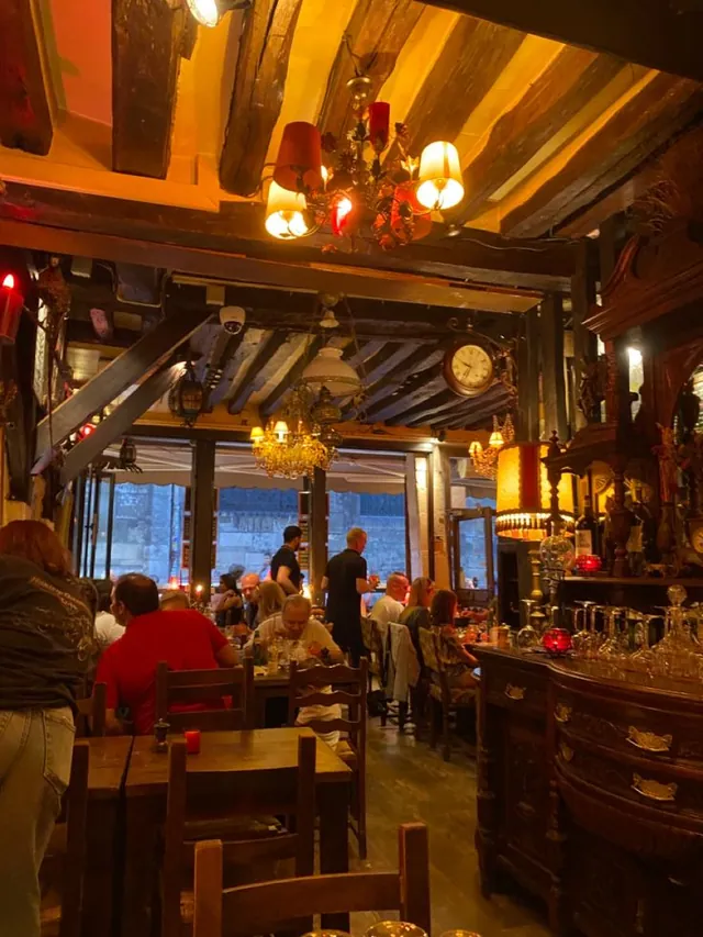 Salle animée de Chez Margot