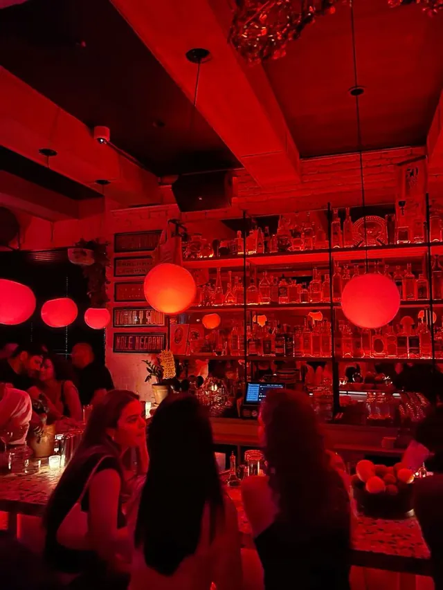 Bar aux lumières rouges, La Lanterne