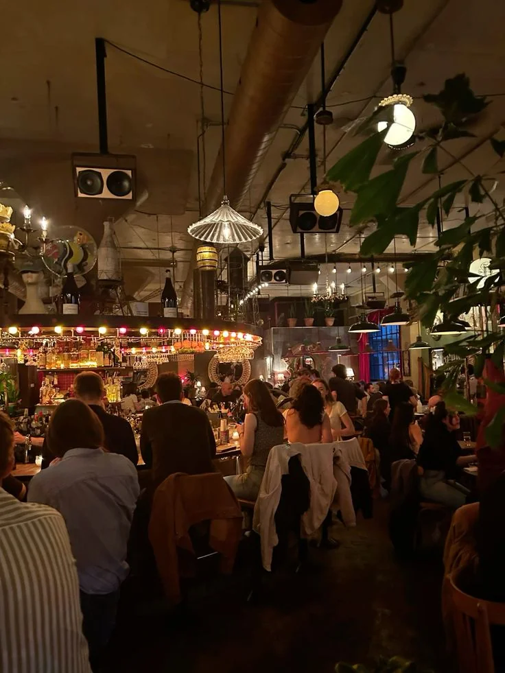 Salle d’un bar parisien animée le soir