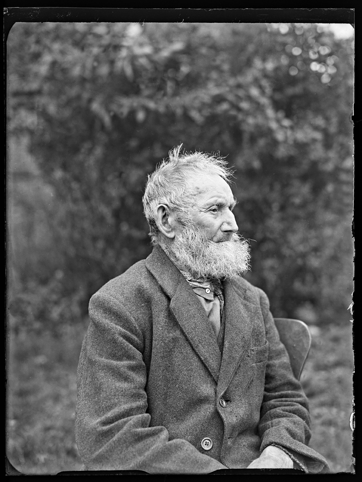 Schwarz-Weiß Aufnahme von einem alten Mann 1900