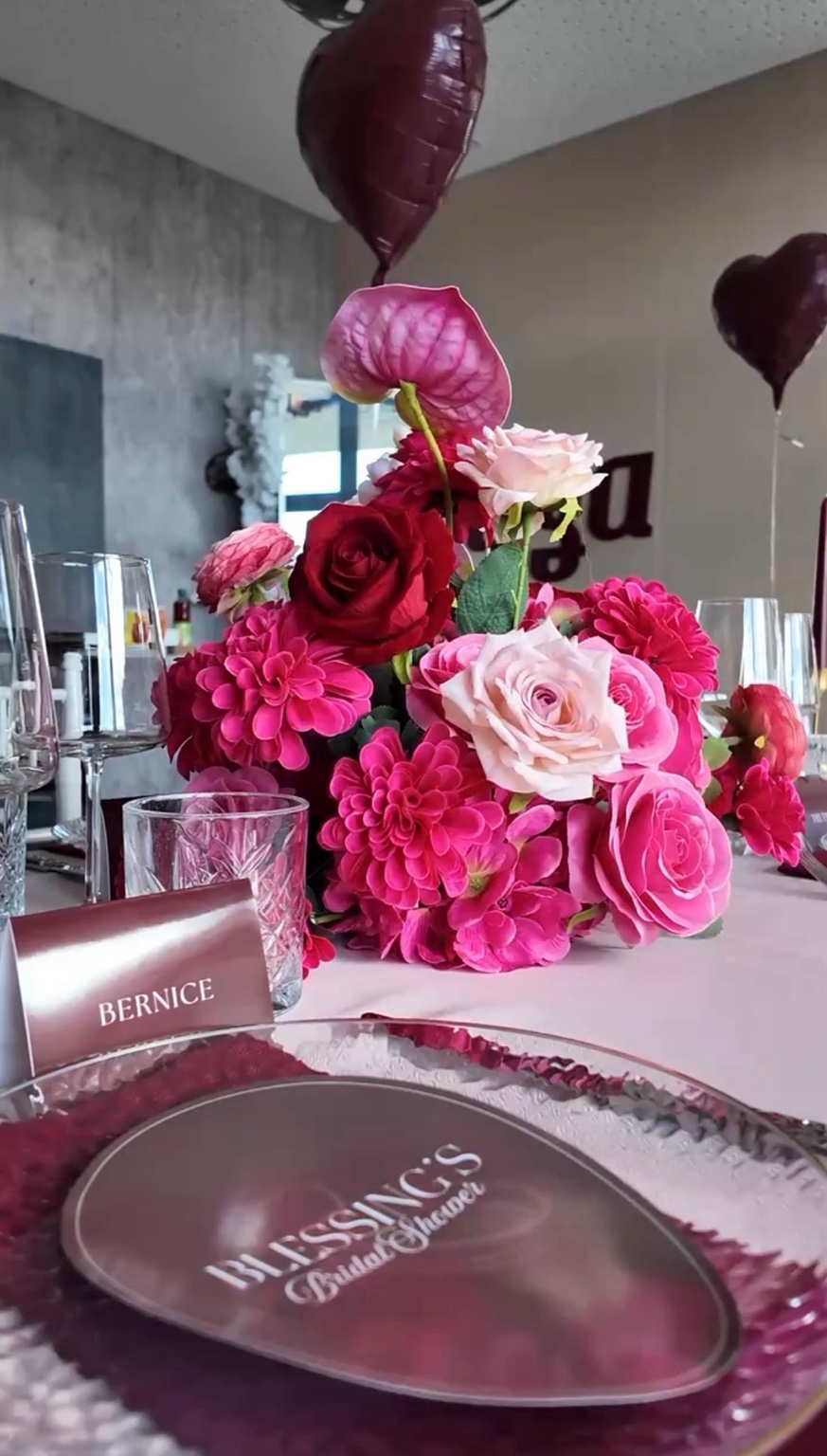 Rosa und bordeauxfarbenes Blumenarrangement mit Rosen und Dahlien an einer Bridal Shower