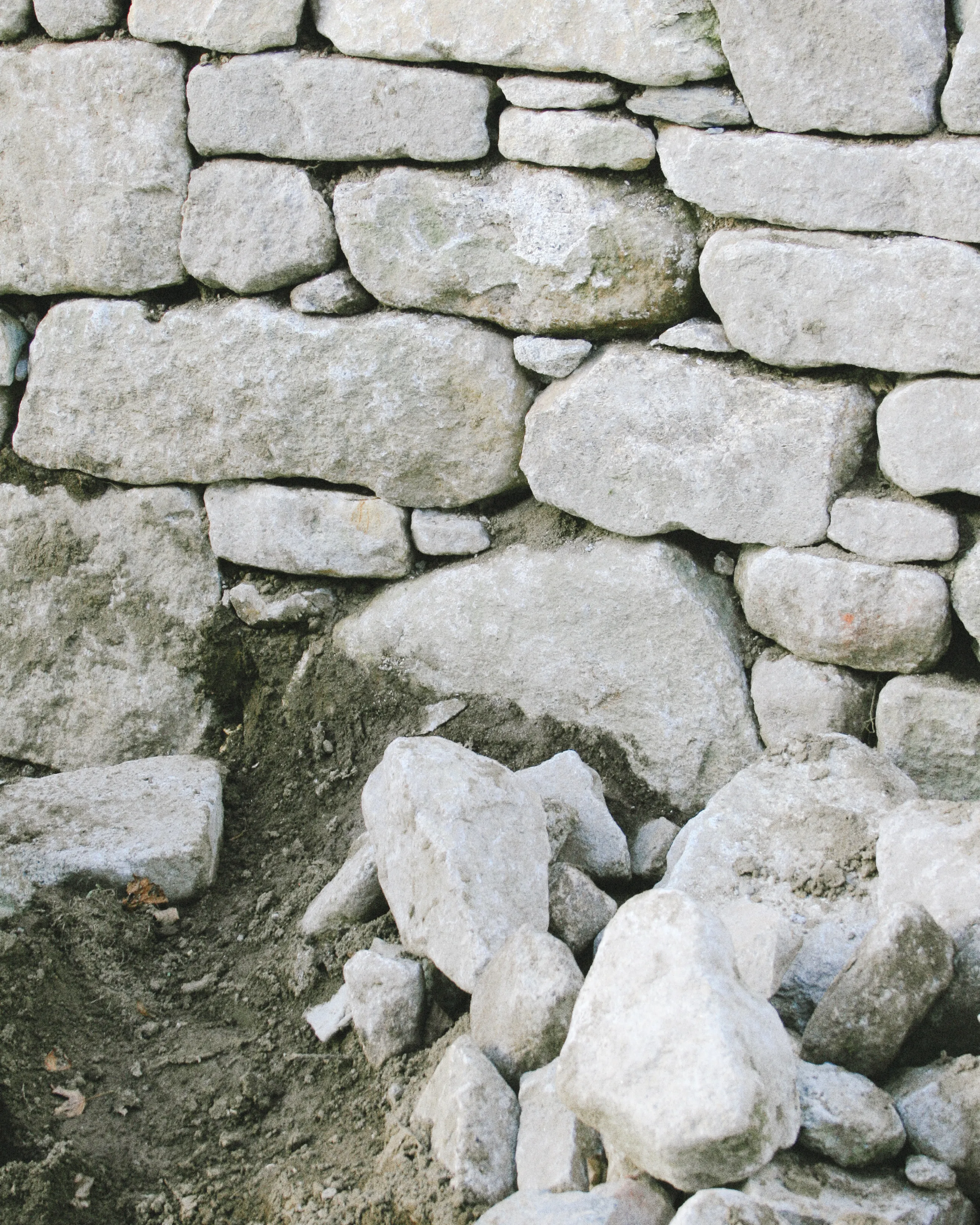 Visualisation of a stone house with a dark roof and tall chimney