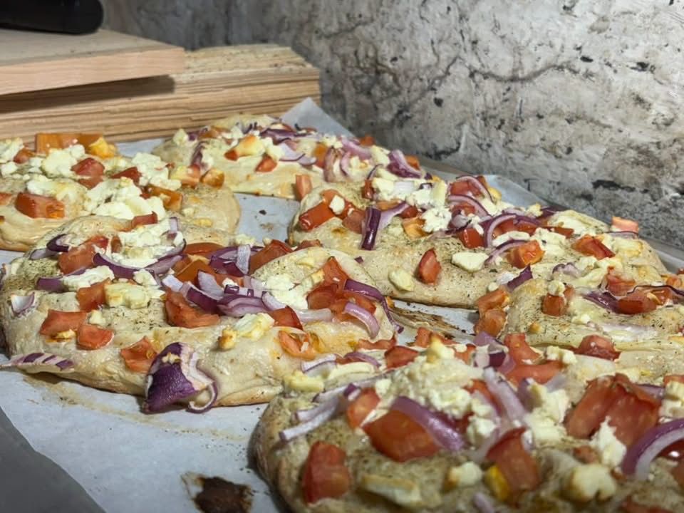 Herzhafte Fladenbrote mit Rahm, Zwiebeln und Speck frisch aus dem Ofen