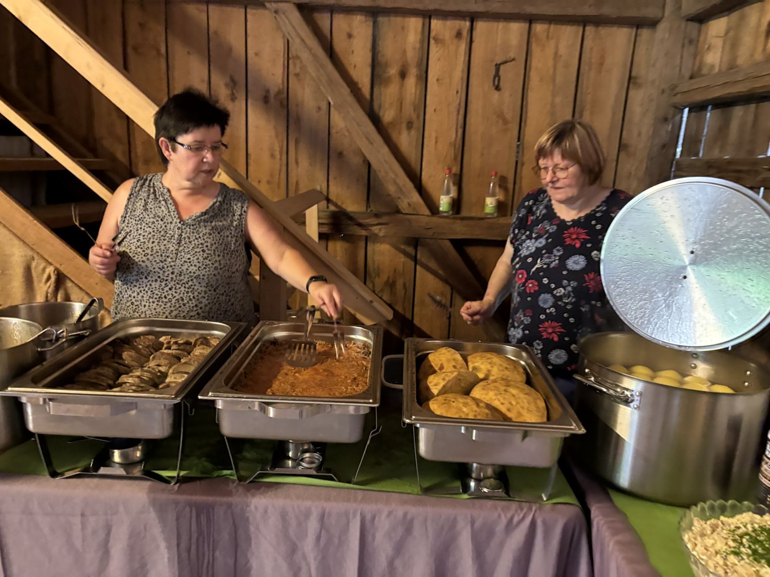 Die Bayreuther Landfrauen am Buffet mit Braten, Klößen und Beilagen