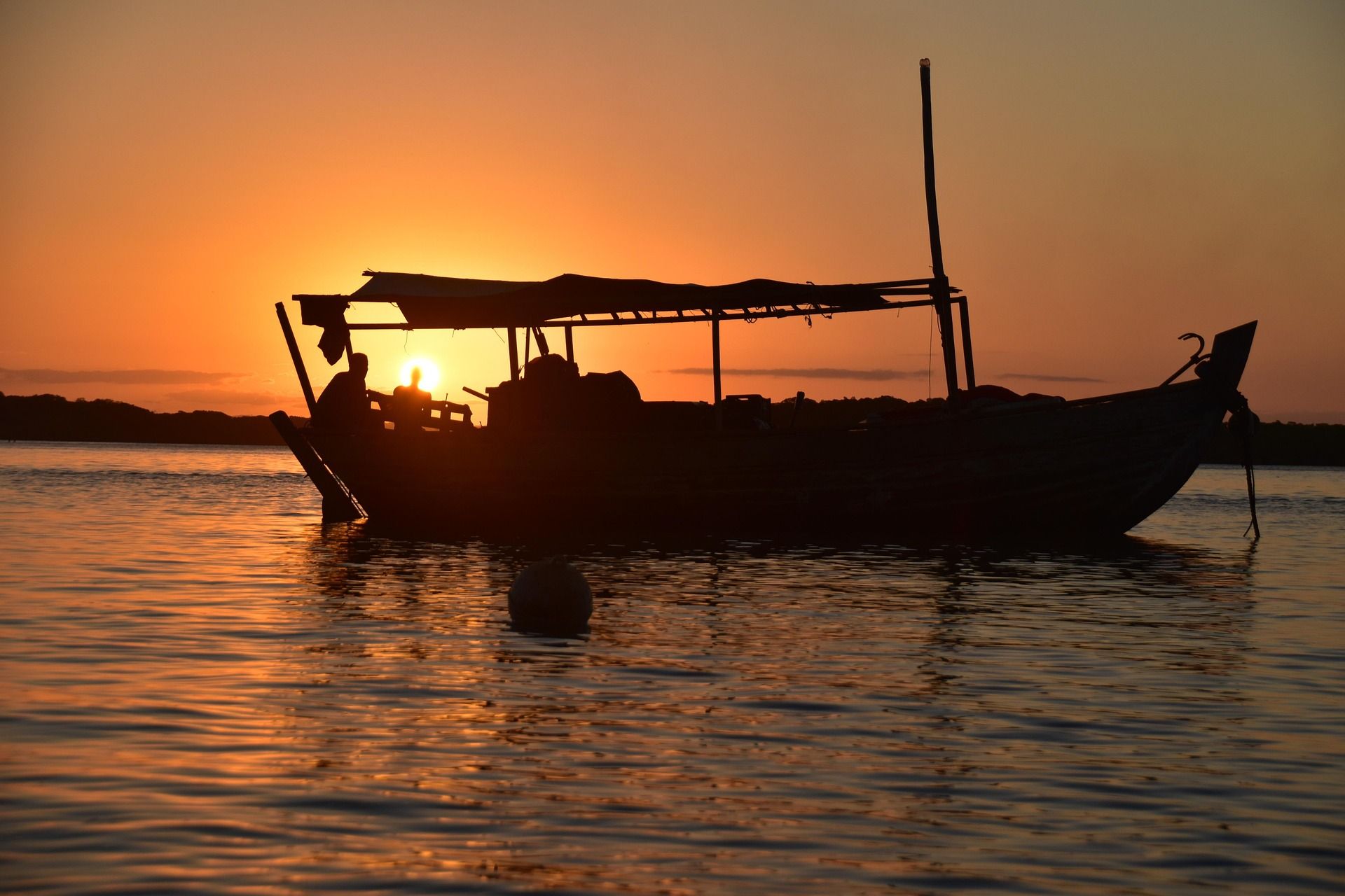 Bateau de pêcheur au coucher du soleil à Boipeba