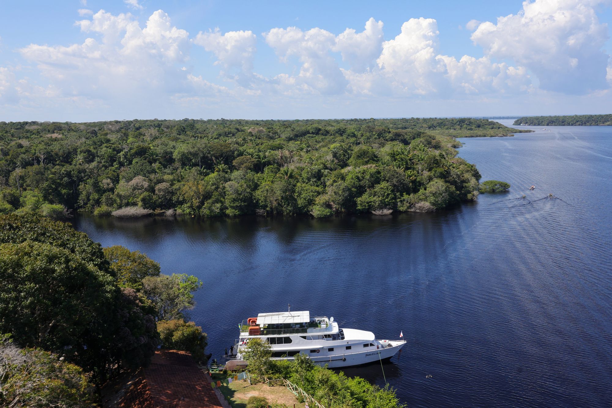 Bateau d’expédition amarré sur le Rio Negro