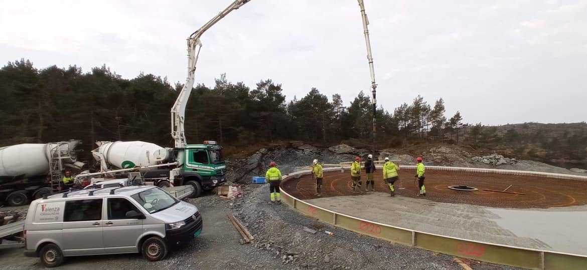 Valenza sitt arbeidslag under støping med betongpumpe og rund forskaling.