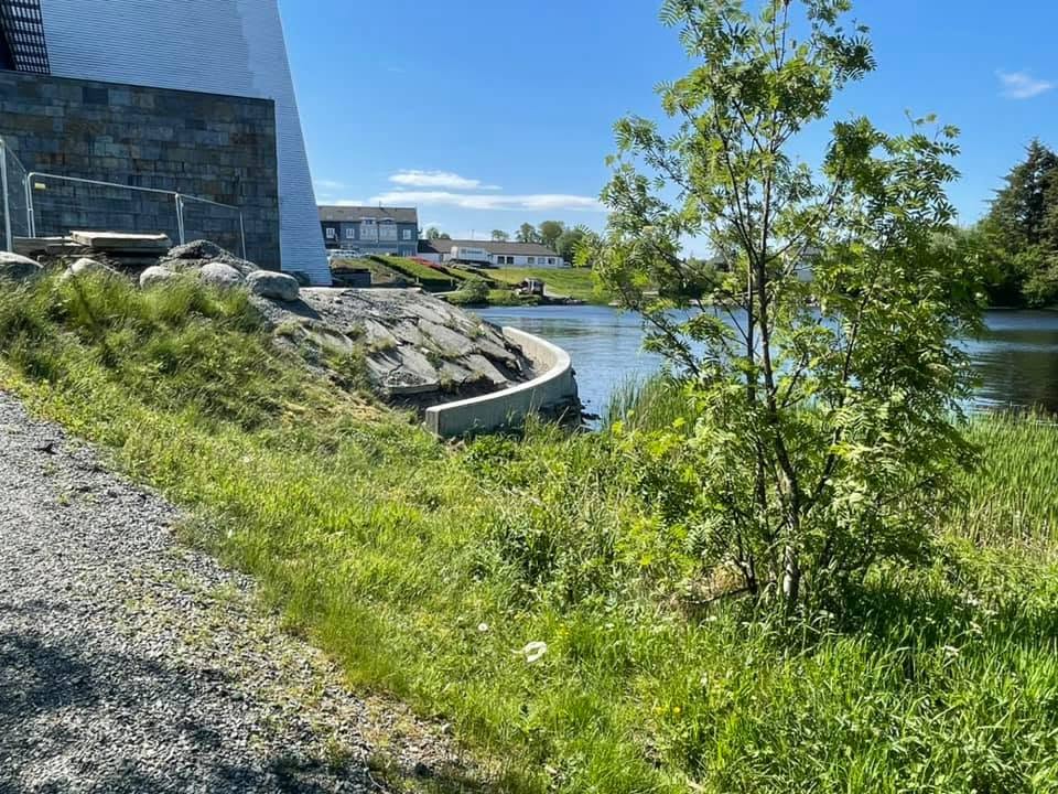 Buet betongmur i et uteområde ved vannet.