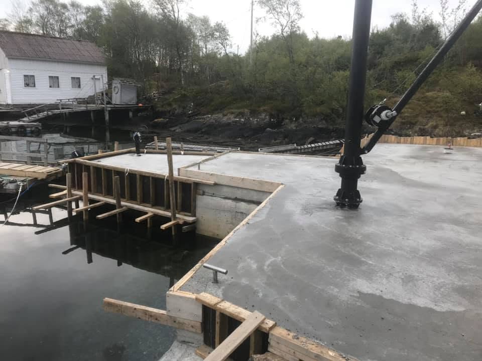 Støping av et betongdekke med pumpe, forskaling og armering.