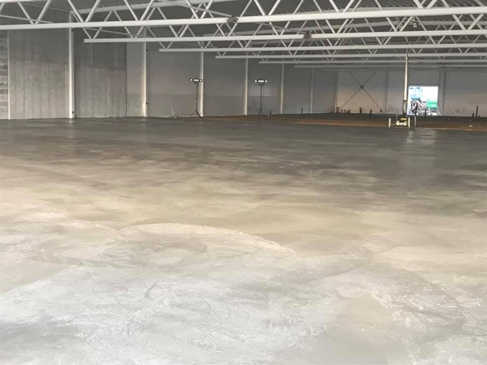 Ferdig støpt betonggulv i en industrihall.