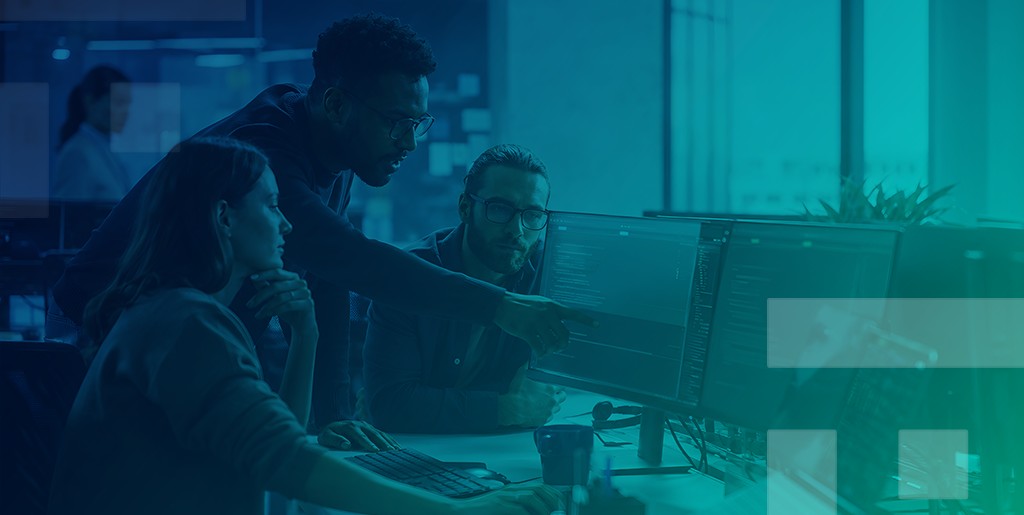 Equipe de suporte de TI auxiliando funcionário em frente ao computador