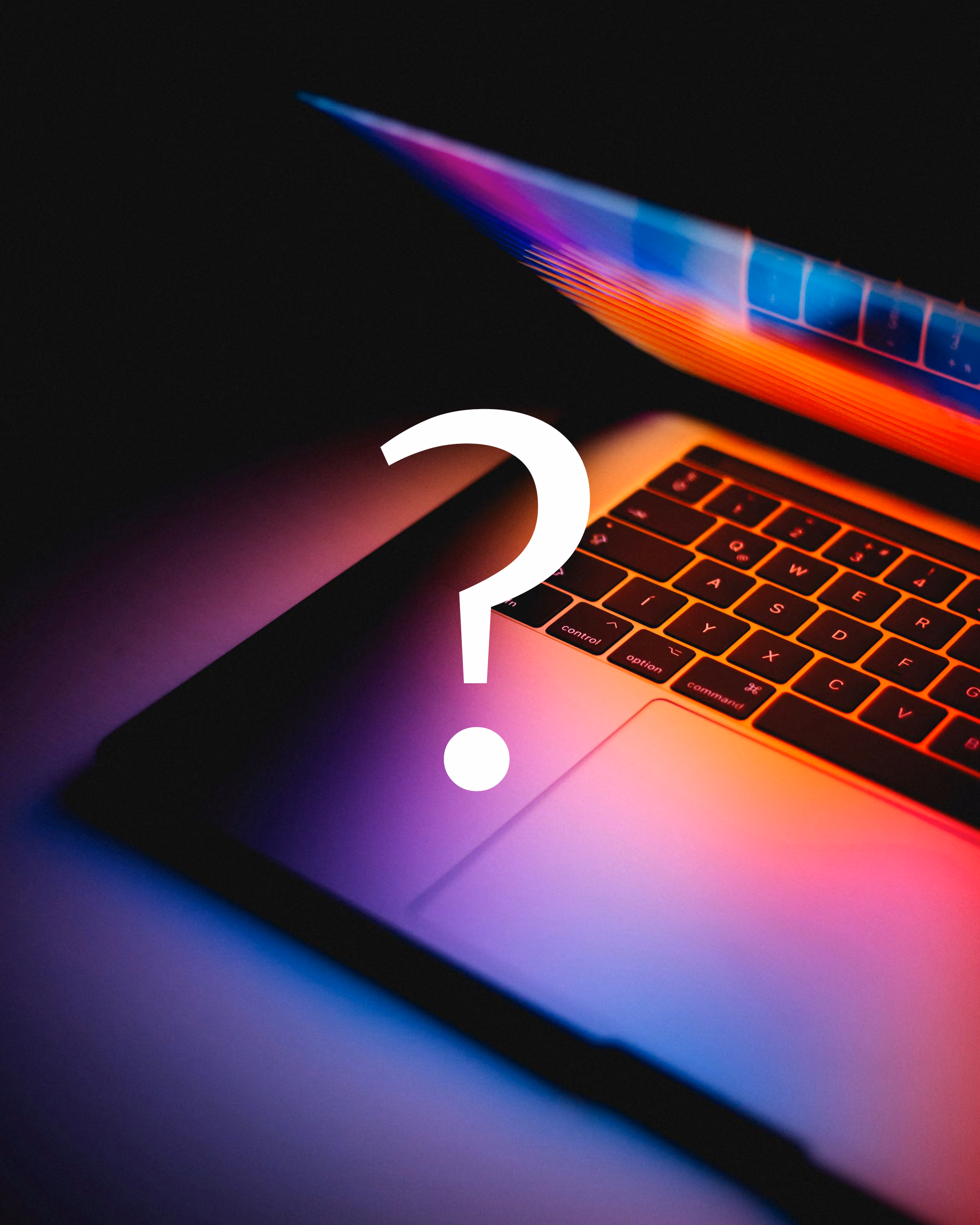 halb aufgeklappter Laptop mit buntem Bildschirmhintergrund, davor ein großes weißes Fragezeichen