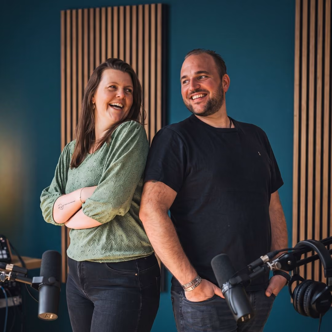 Harold en Lisette Engelen lachend in de studio van Podcast voor Horeca, tussen de microfoons