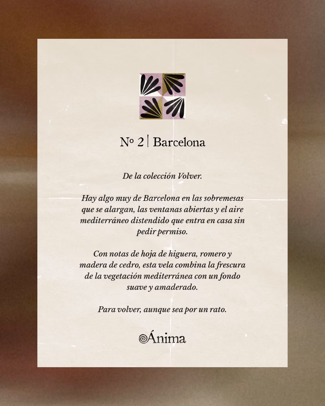 Texto sobre papel beige ligeramente texturizado y arrugado, con un patrón decorativo de cuadros en la parte superior con formas de hojas negras y verde oliva sobre fondo malva. Debajo, el título dice 'No 2 | Barcelona.' El texto describe una vela de la colección Volver que captura la esencia de Barcelona con sobremesas largas, ventanas abiertas y aire mediterráneo. Menciona notas de hoja de higuera, romero y madera de cedro, que combinan la frescura de la vegetación mediterránea con una base amaderada suave. Termina con la frase 'Para volver, aunque sea por un rato.' y el nombre de la marca Ánima en la parte inferior.