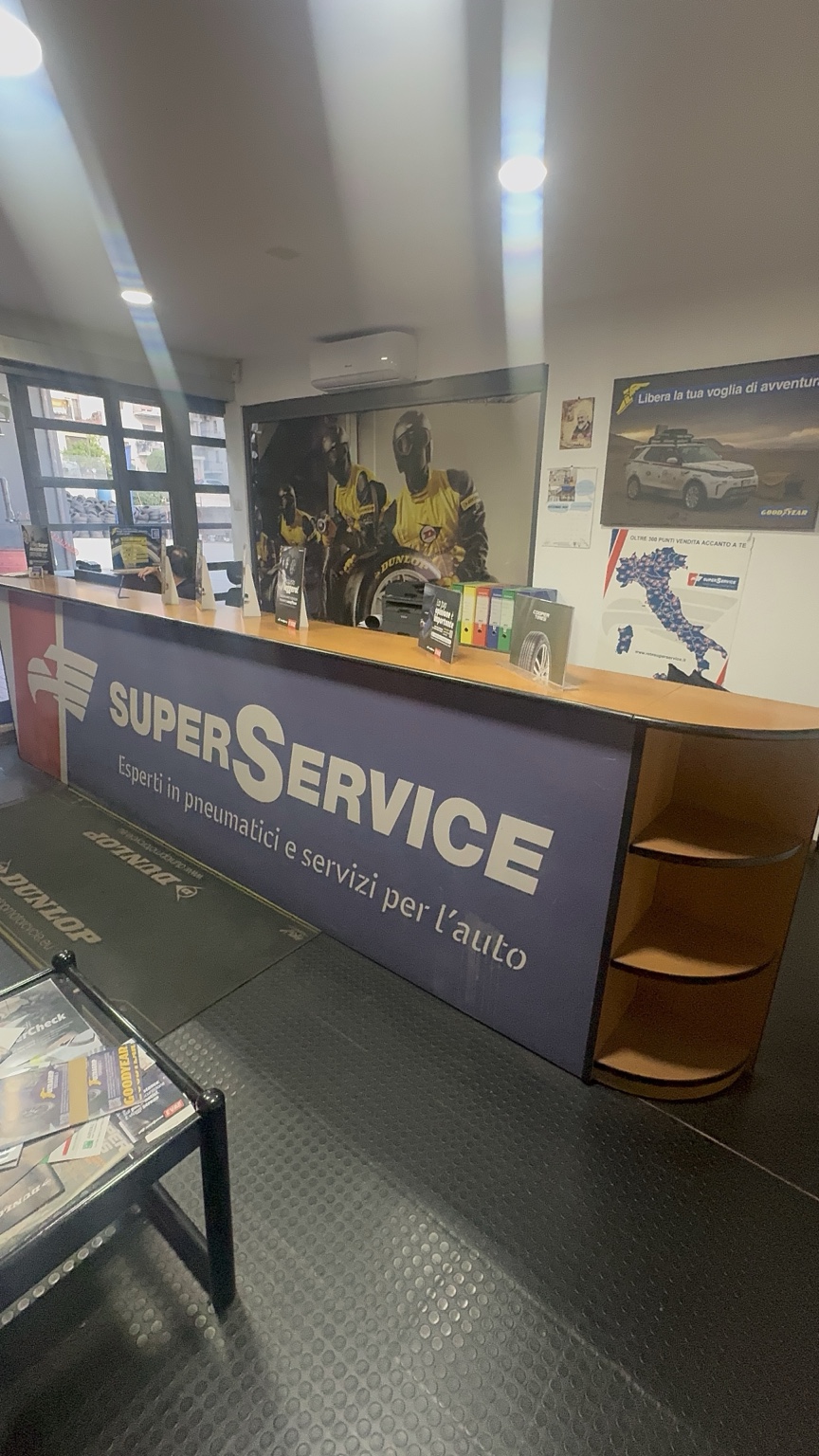 Il banco accettazione SuperService nella reception Mondial Gomme a Villa San Giovanni