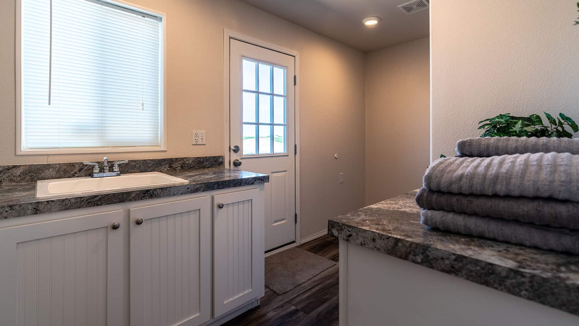 Broadmore Series / 28764T The Sawtooth - Poky Homes