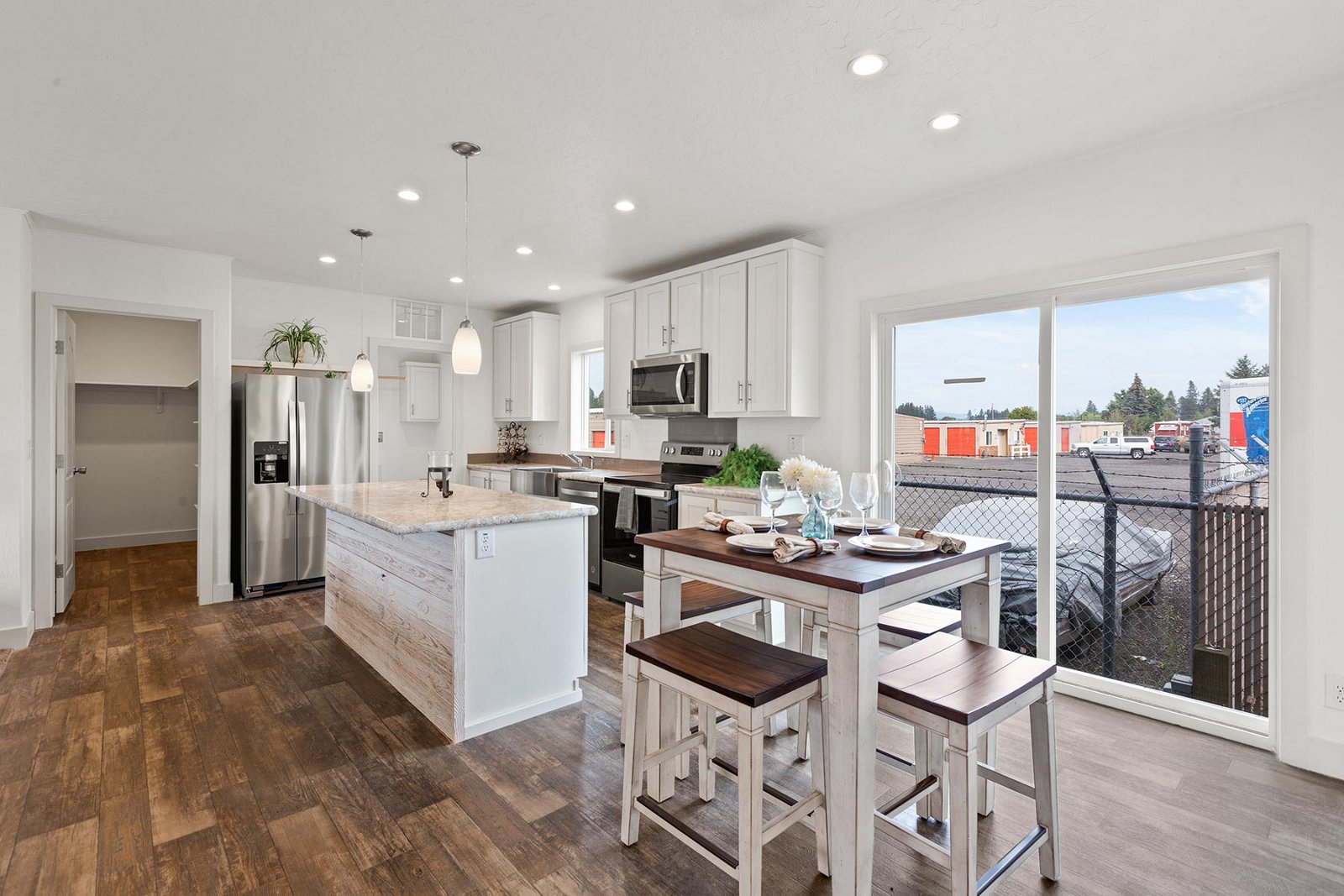 DreamWorks / DW4724B - Poky Homes