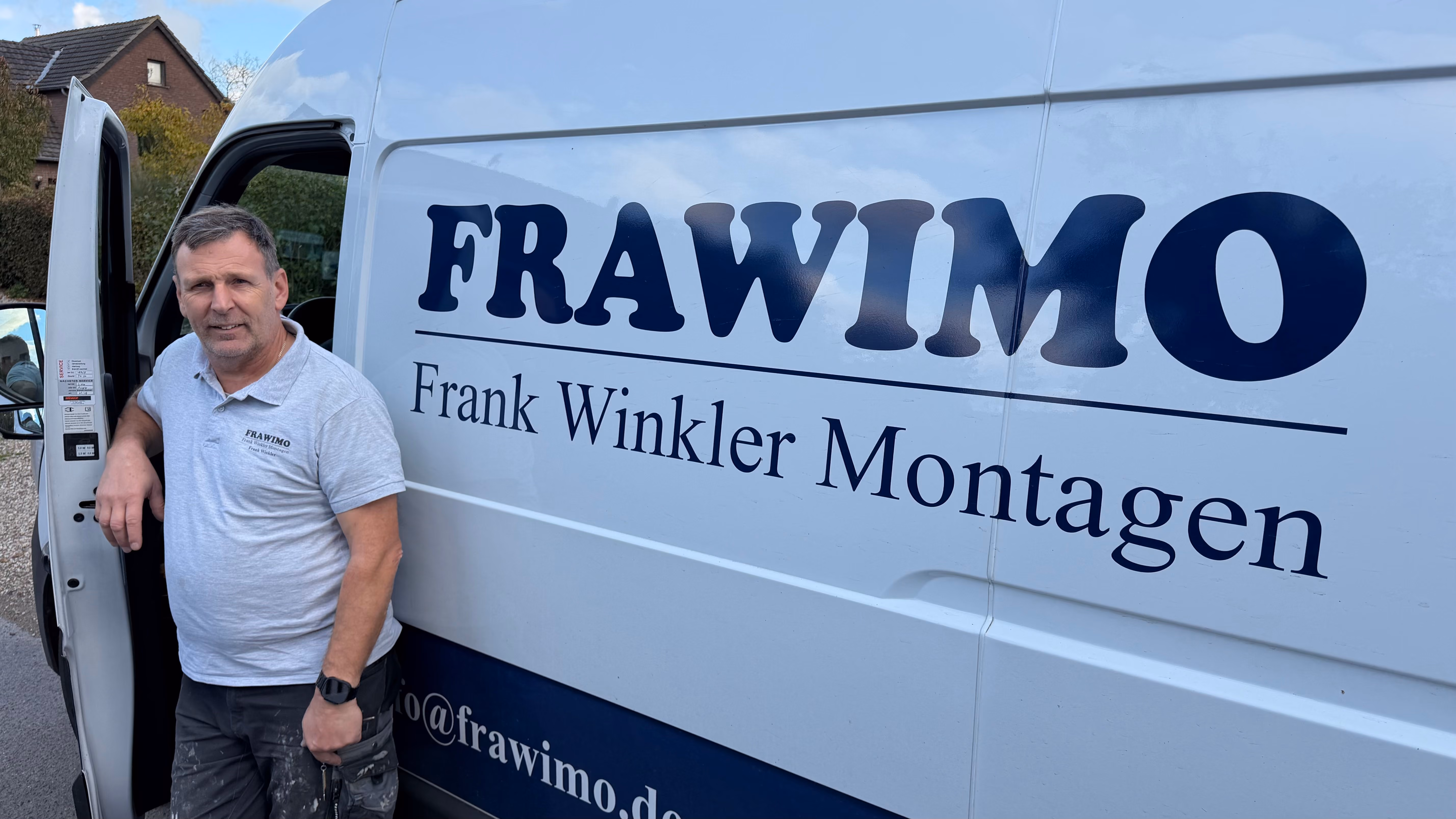 Frank Winkler, Inhaber von FRAWIMO, vor seinem Firmenwagen