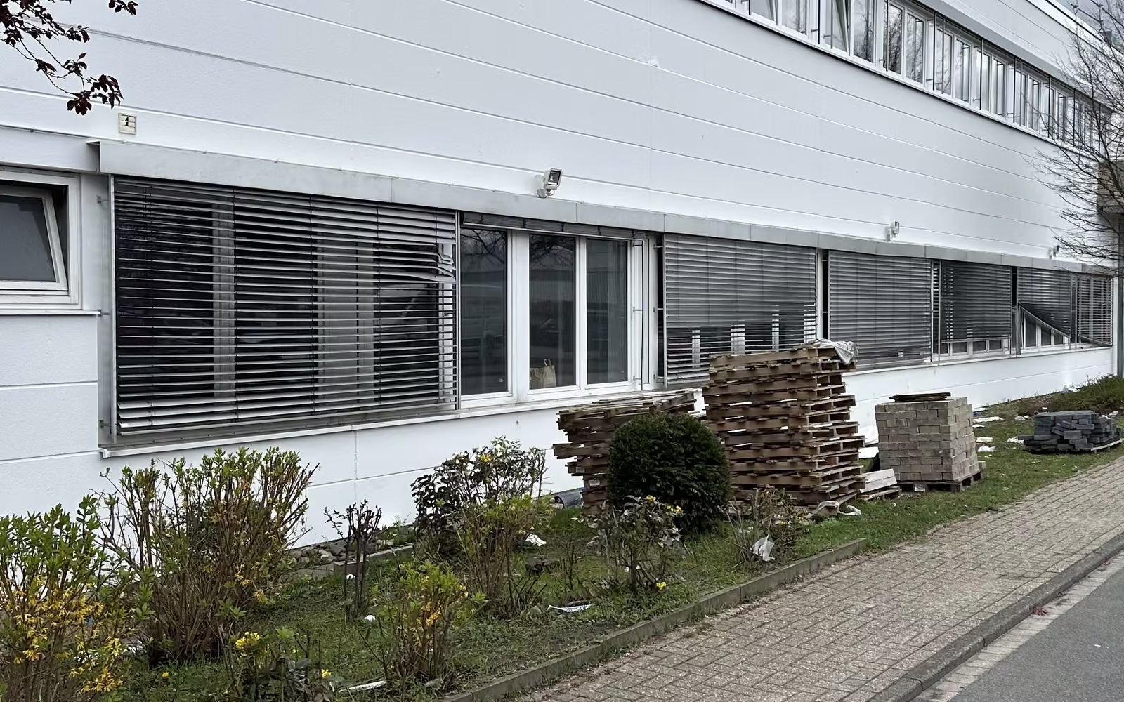 Raffstoren an der Fensterfront eines Gewerbegeb&auml;udes