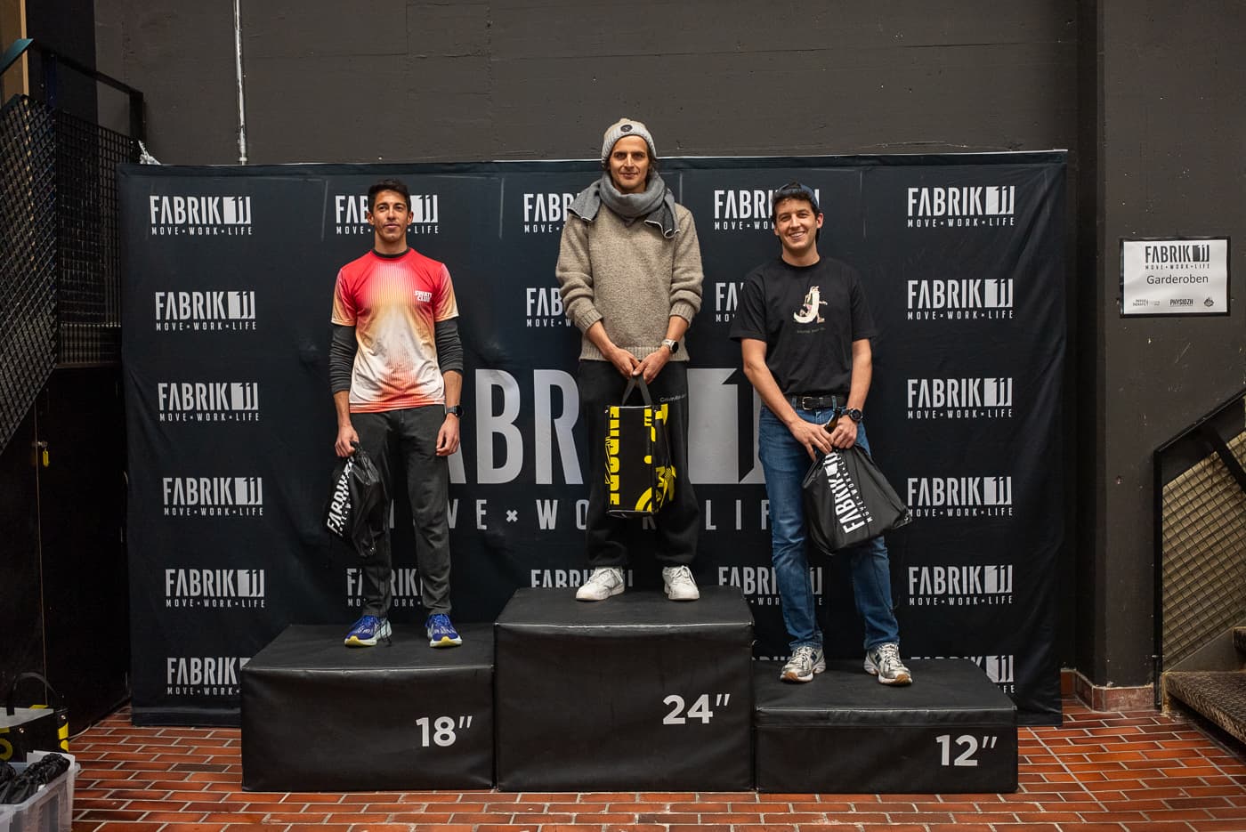 Siegerpodest der Männer beim NightRun Zürich vor der FABRIK11 Wand in Dübendorf