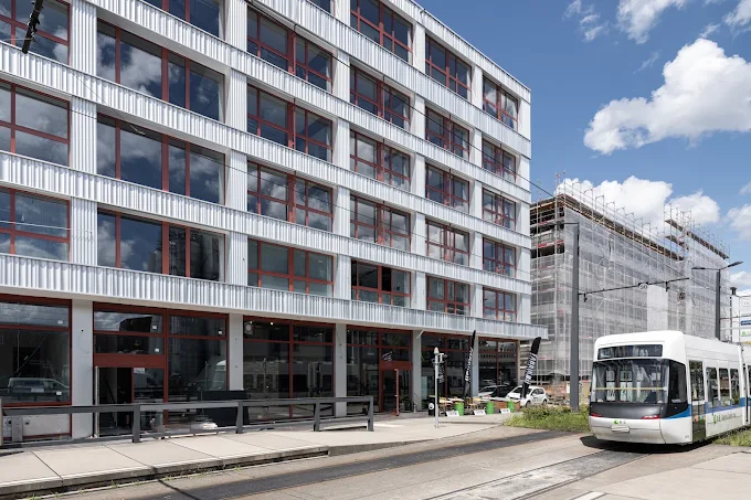 Kontakt zum NightRun Team: Treffpunkt FABRIK11 in Dübendorf bei Zürich mit Tram vor dem Gebäude
