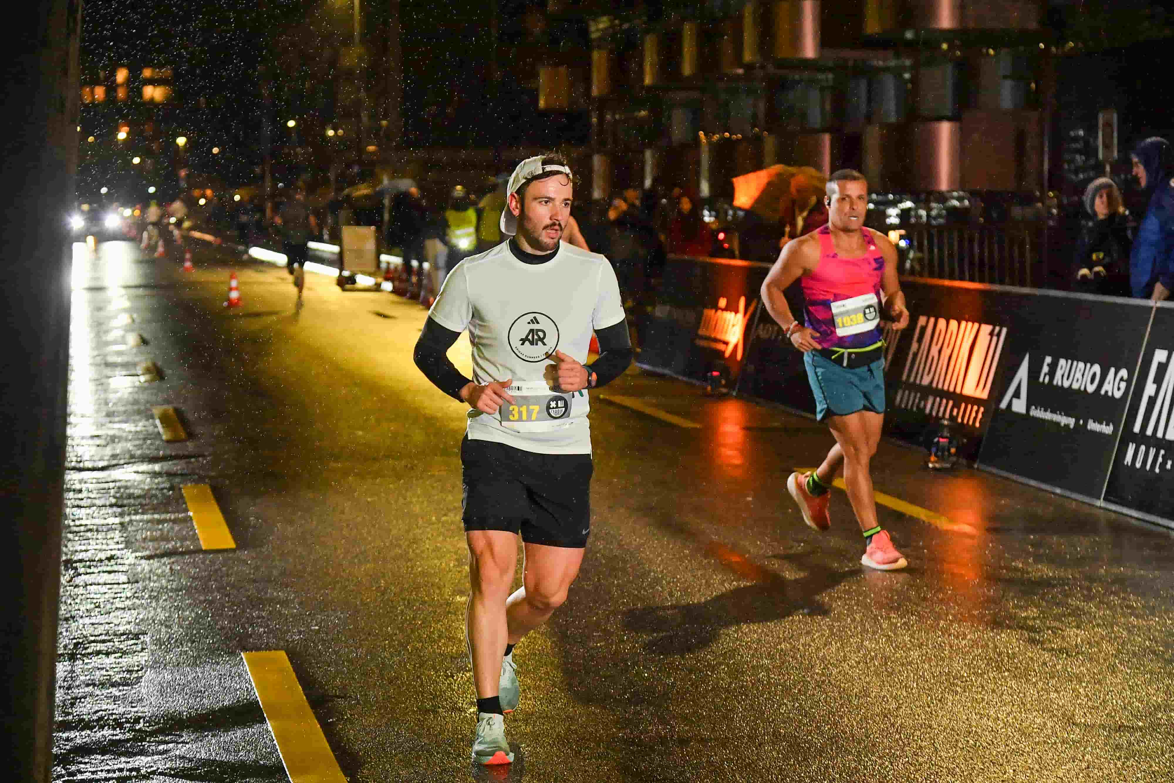 Strecke 5 km beim NightRun Zürich in Dübendorf, Läufer im Regen auf der beleuchteten Route