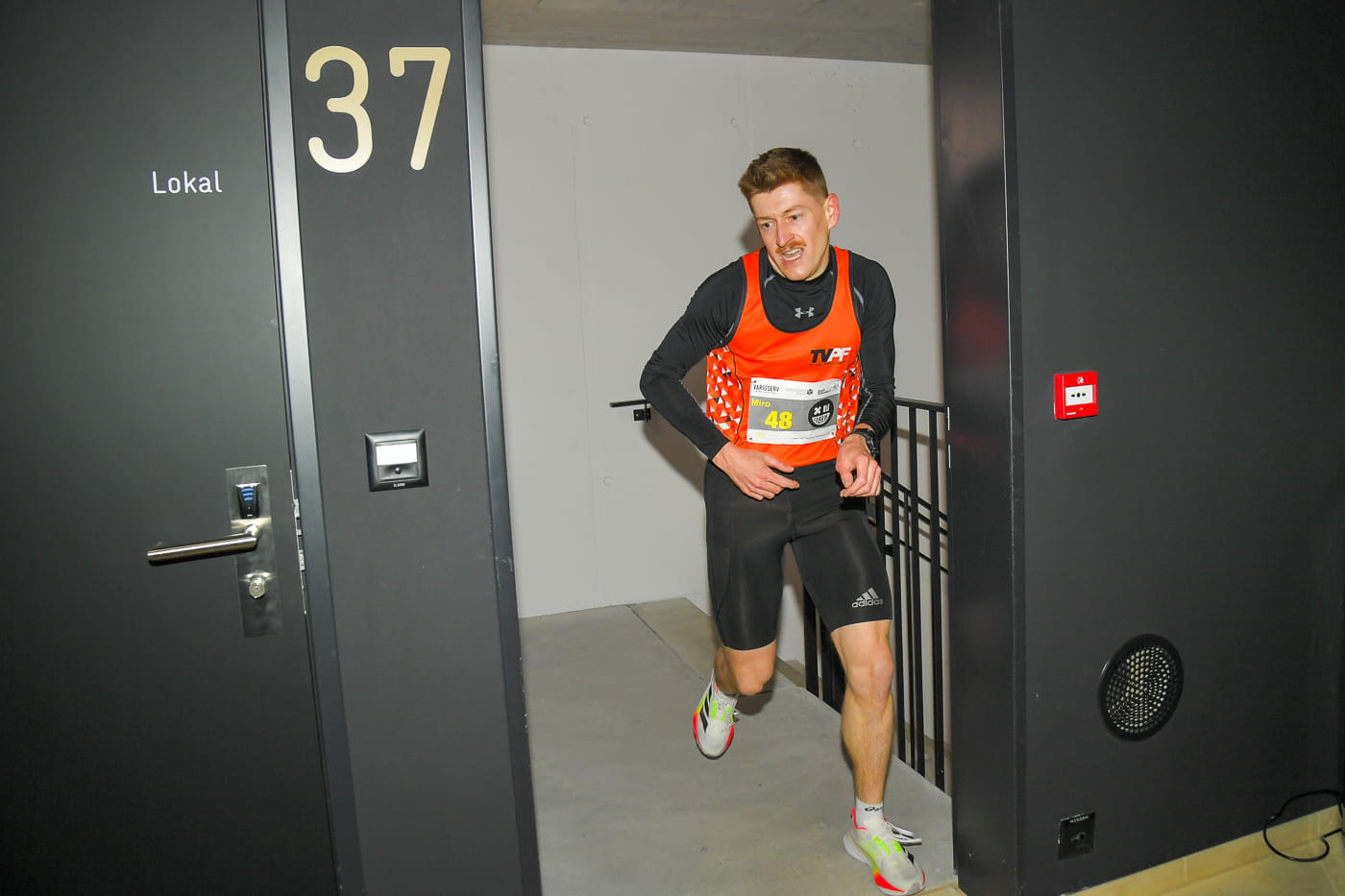 Three Point Tower Run in Dübendorf: Läufer im Treppenhaus beim NightRun Zürich