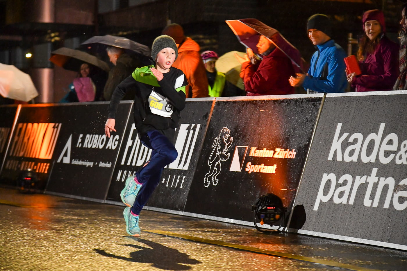 Kids Run Strecke beim NightRun Zürich: Kind rennt im Regen durch Dübendorf