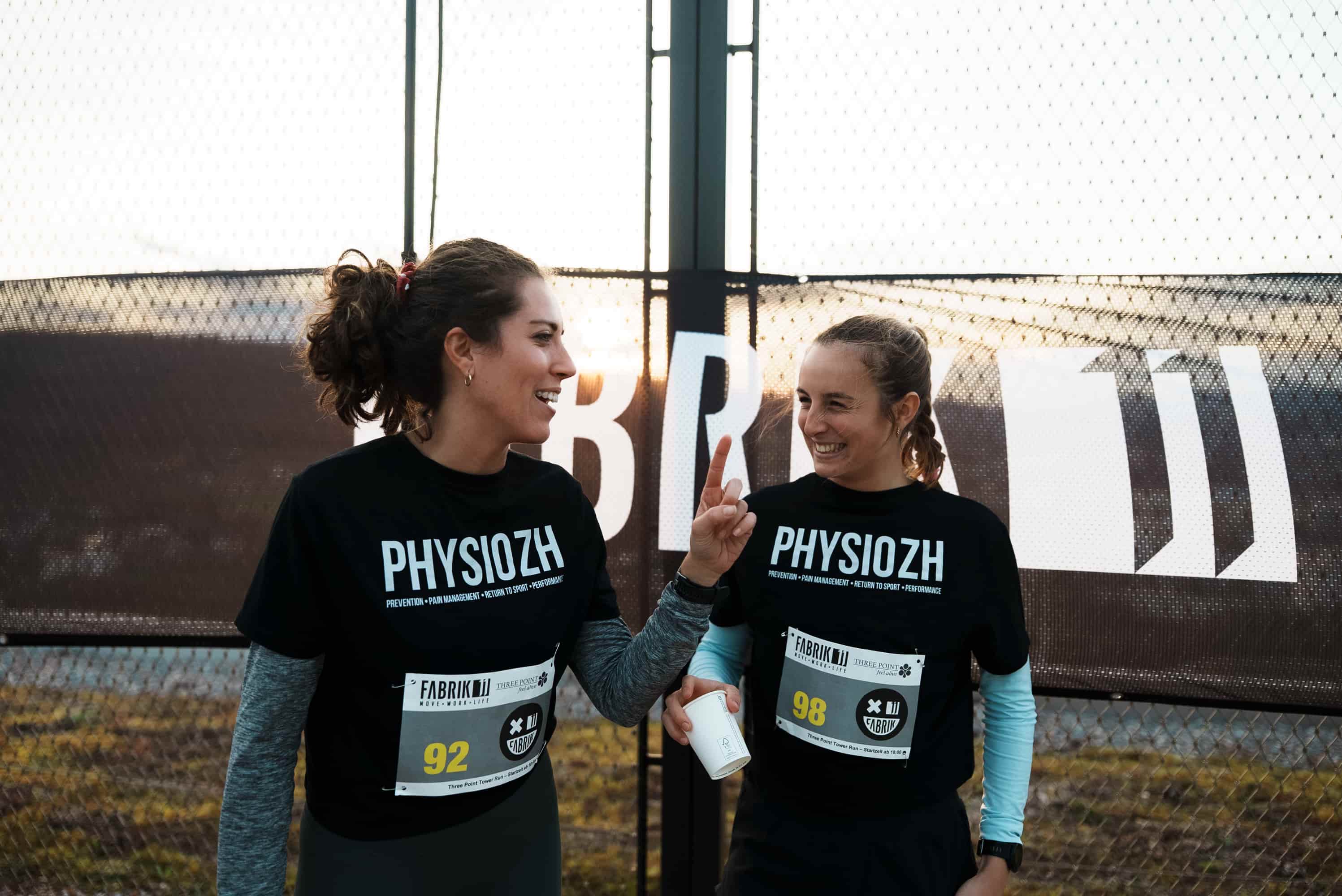 Gute Laune vor dem Start, NightRun Zürich 2025 in Dübendorf mit Physio ZH Shirts