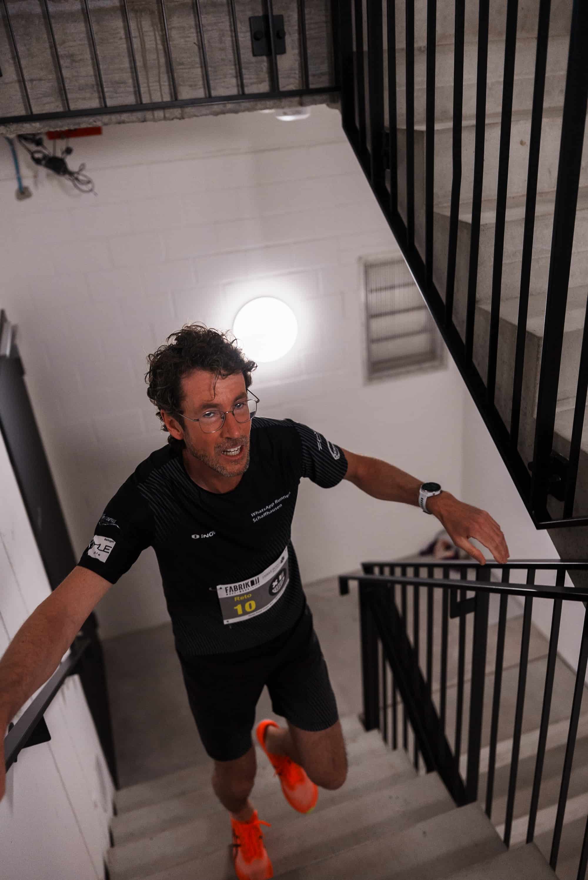 Tower Run 2025 in Dübendorf: Läufer mit Brille im Treppenhaus, NightRun Zürich