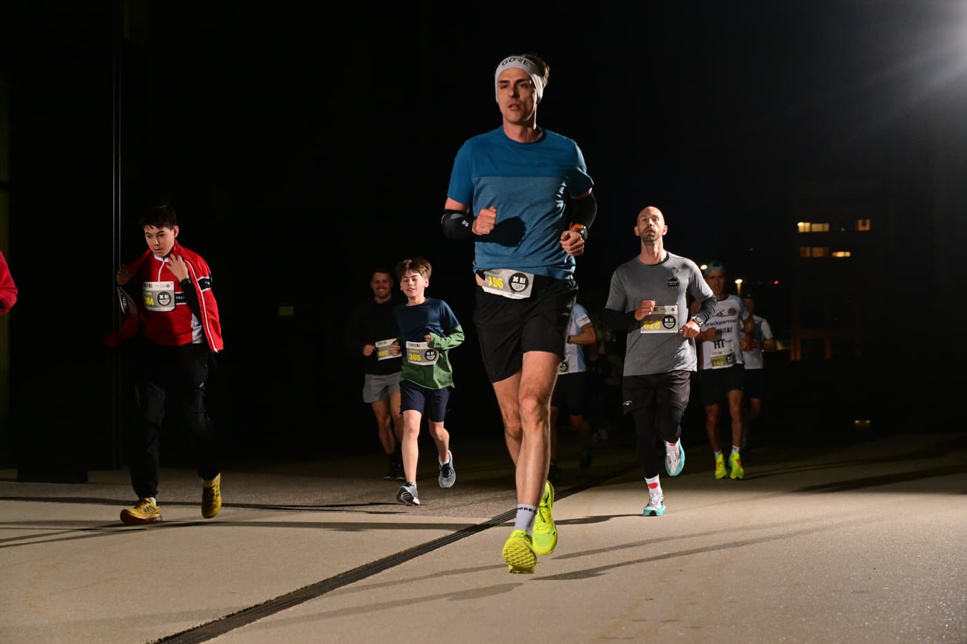 Nachtlauf 2025 in Dübendorf: Läufergruppe mit Kind auf der Strecke des NightRun